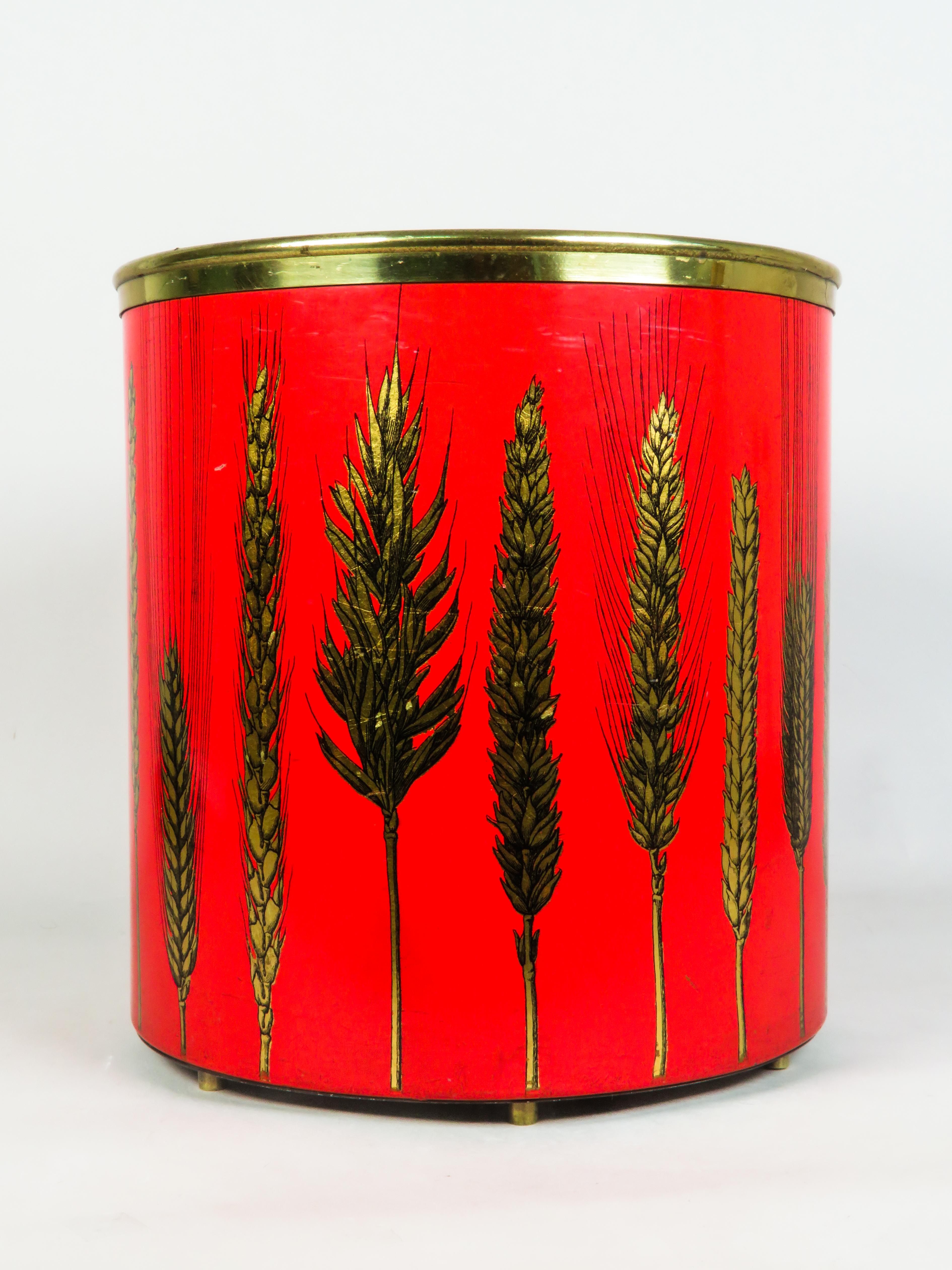 Metal wastebasket with a gold herringbone design and red lacquered base In Good Condition For Sale In Madrid, España