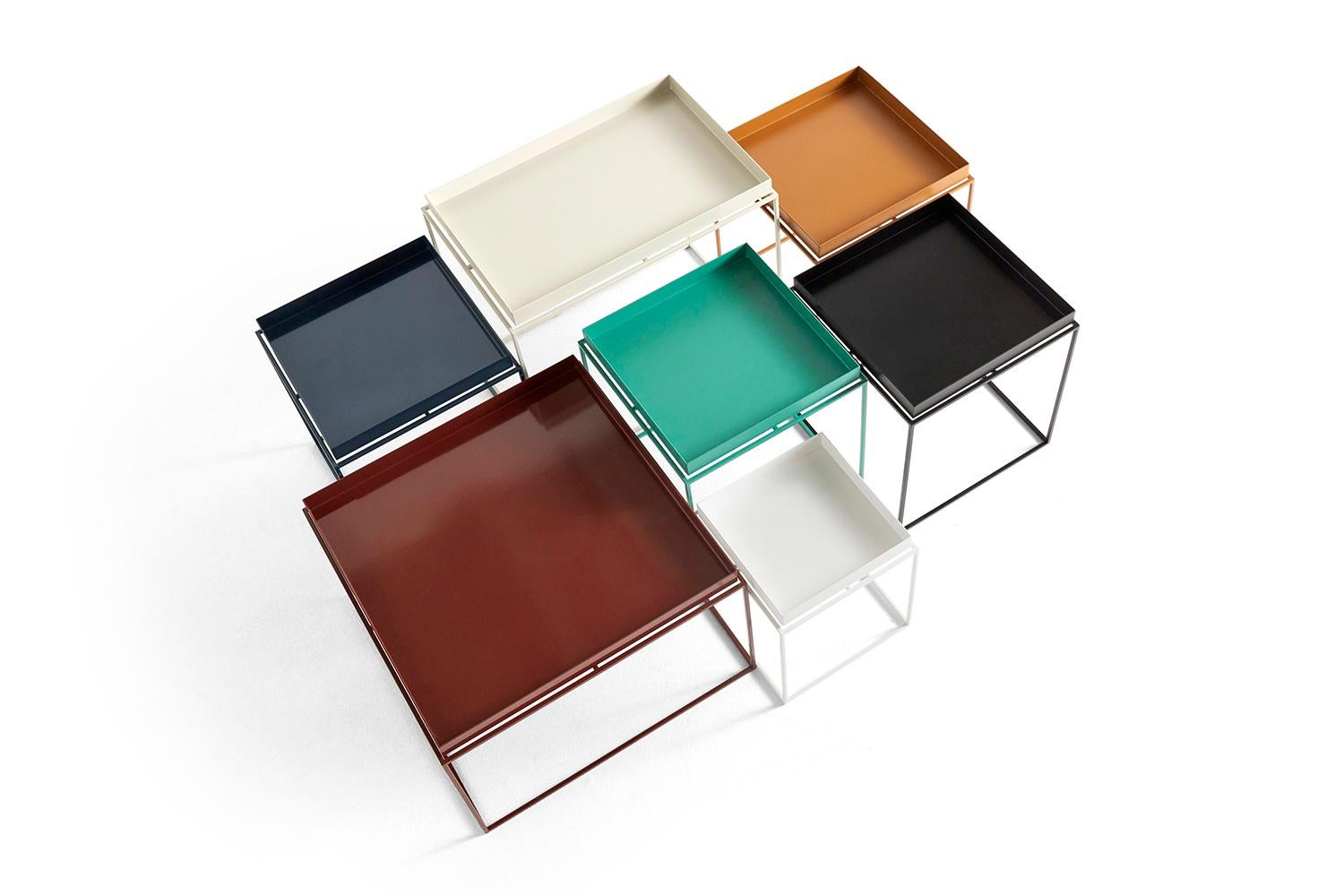 Poudré Table basse / table d'appoint à plateau blanc en métal par Hay  en vente
