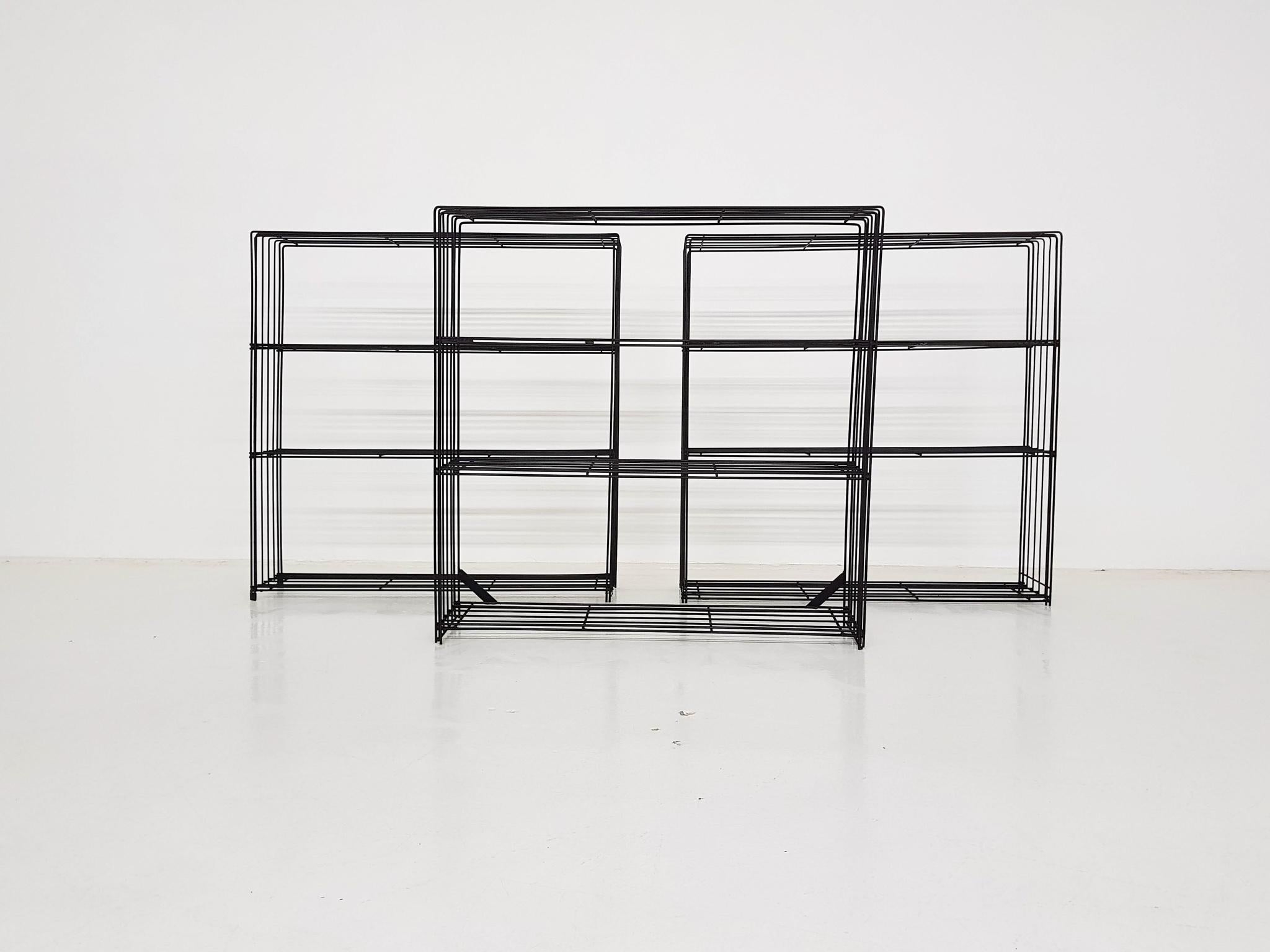 Amazing metal wire room divider or bookcase by Dutch designer Tjerk Reijenga for Pilastro, made and designed in the Netherlands in the 1960s.

This geometric metal wire mid-century item will be great as a room divider and can be used a bookcase or