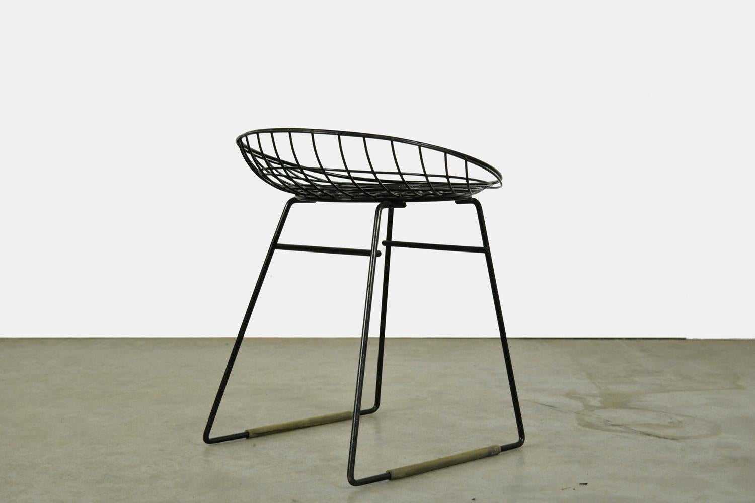 Minimalist Metal wire stool KM05 by Cees Braakman and Adriaan Dekker for Pastoe, 1950s For Sale