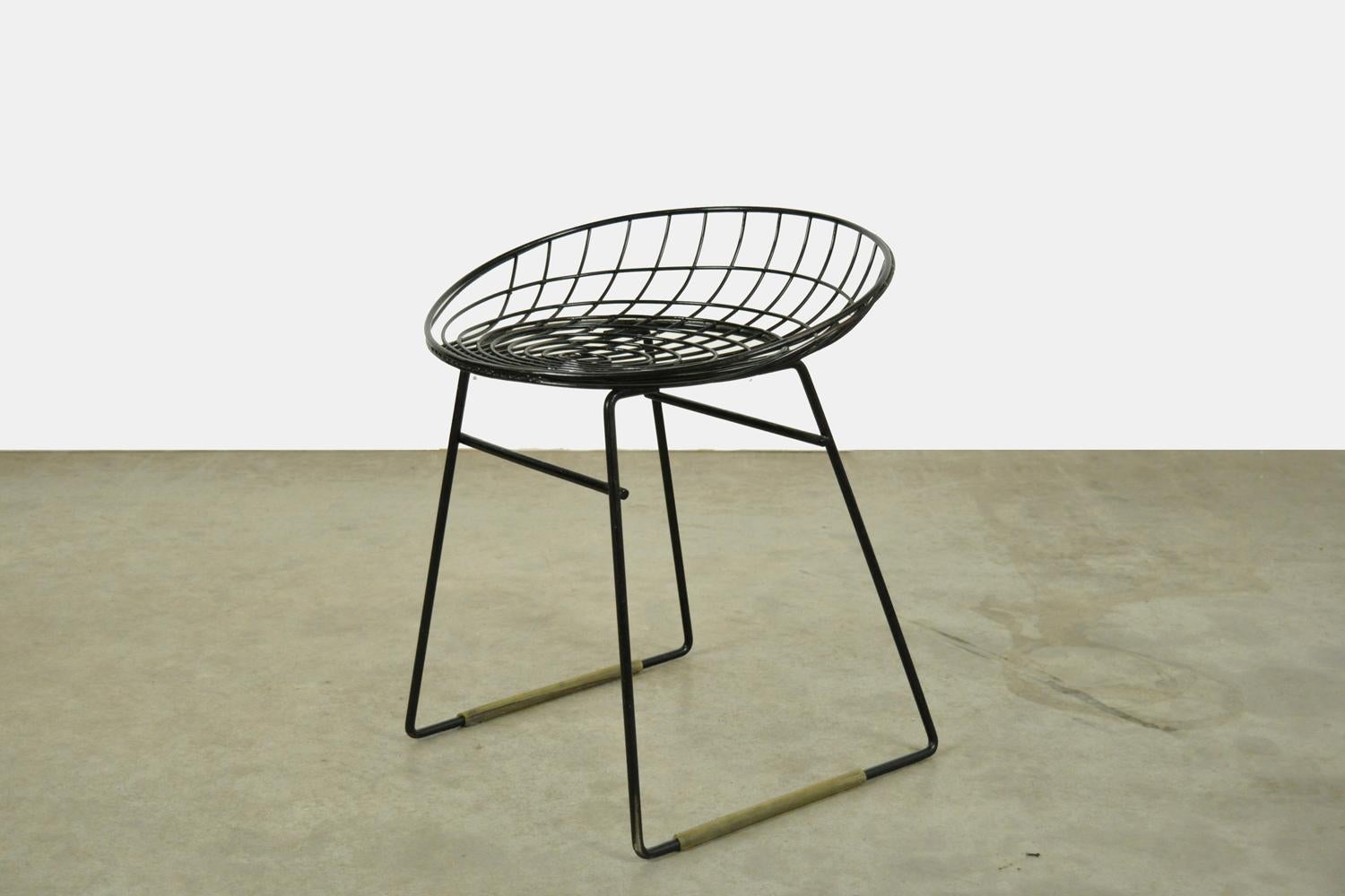 Metal wire stool KM05 by Cees Braakman and Adriaan Dekker for Pastoe, 1950s In Good Condition For Sale In Denventer, NL
