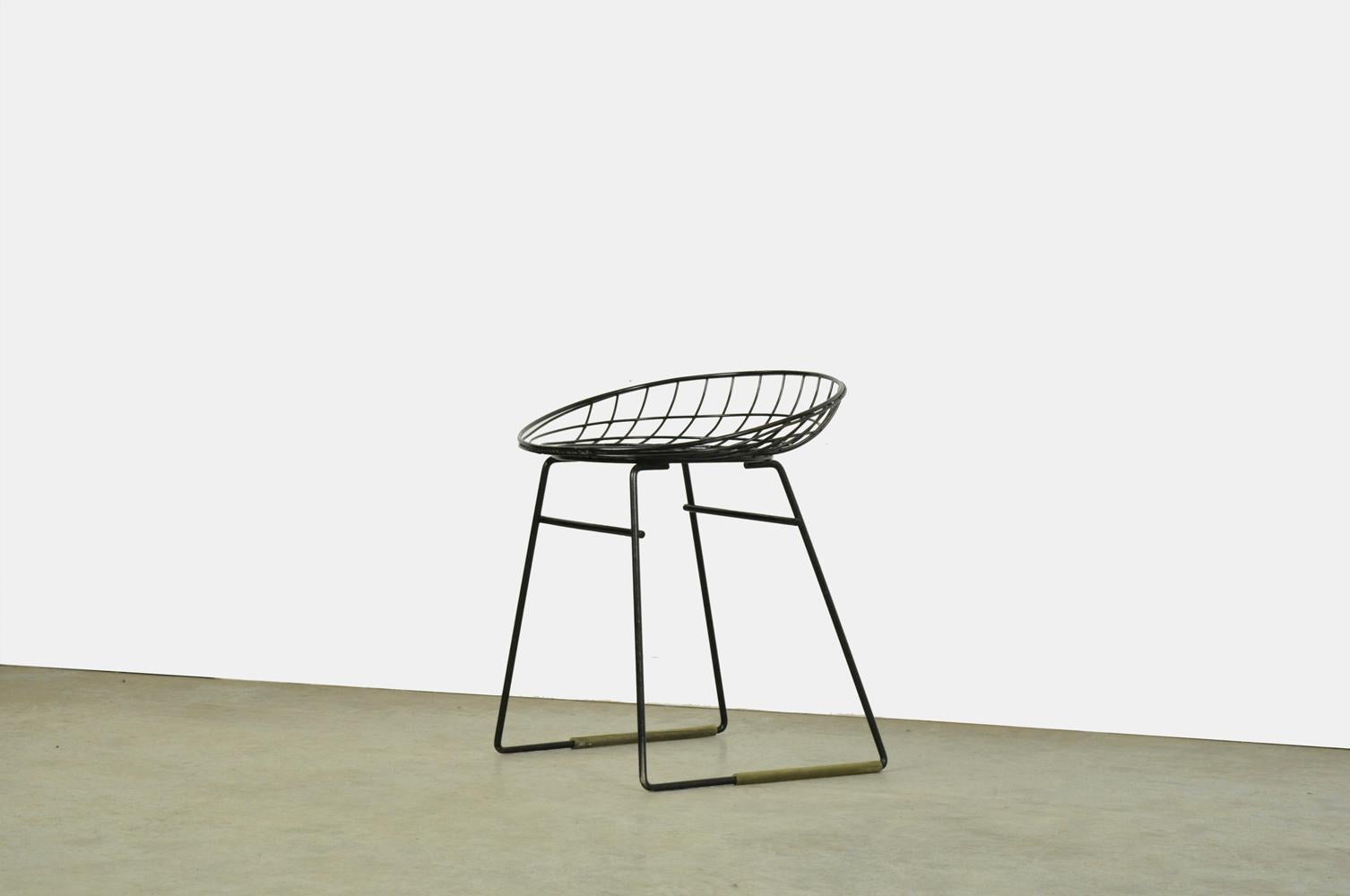 Metal wire stool KM05 by Cees Braakman and Adriaan Dekker for Pastoe, 1950s For Sale 2