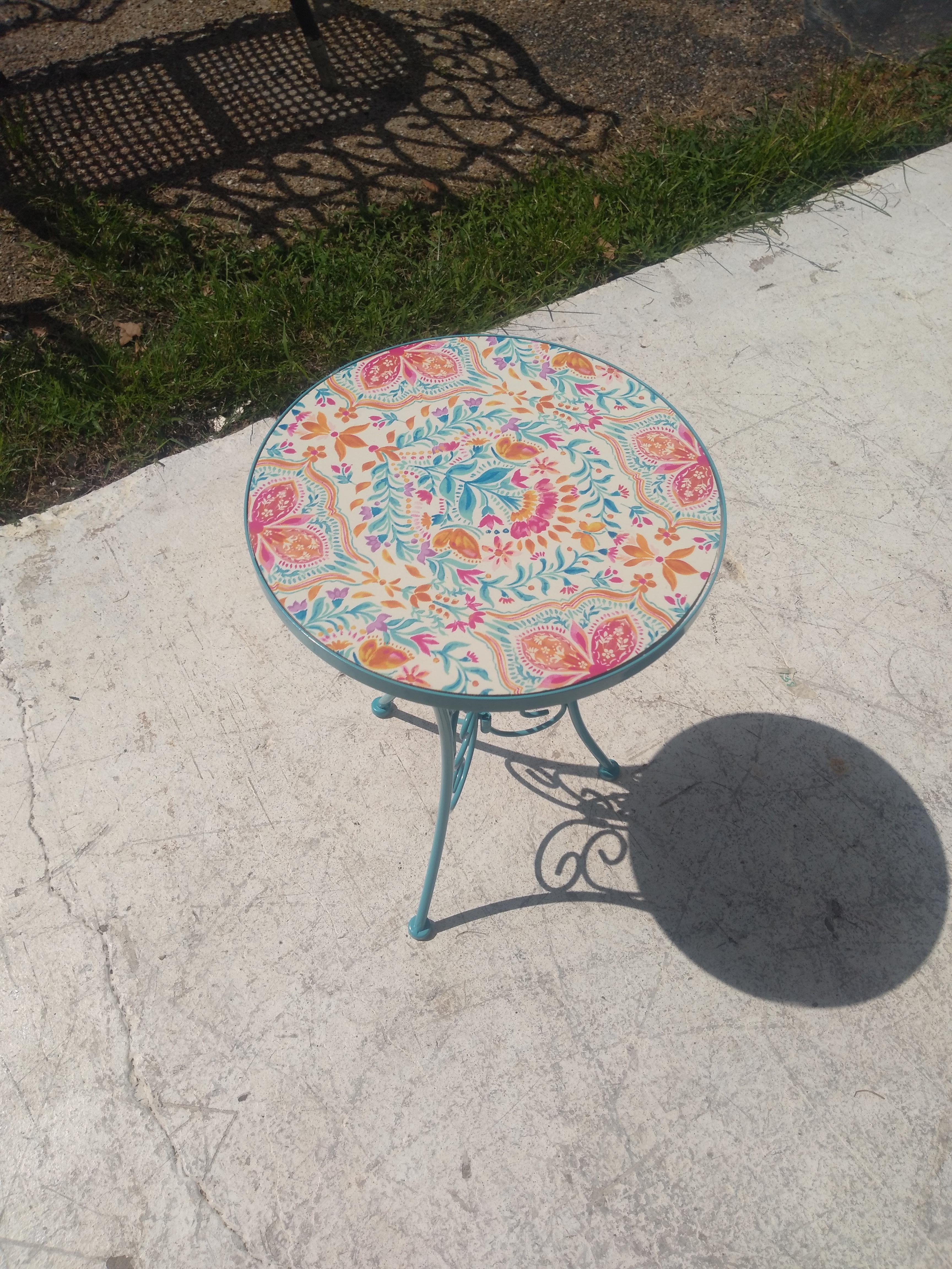 Metal with Round Tile Top Side Table In Good Condition For Sale In Pasadena, TX