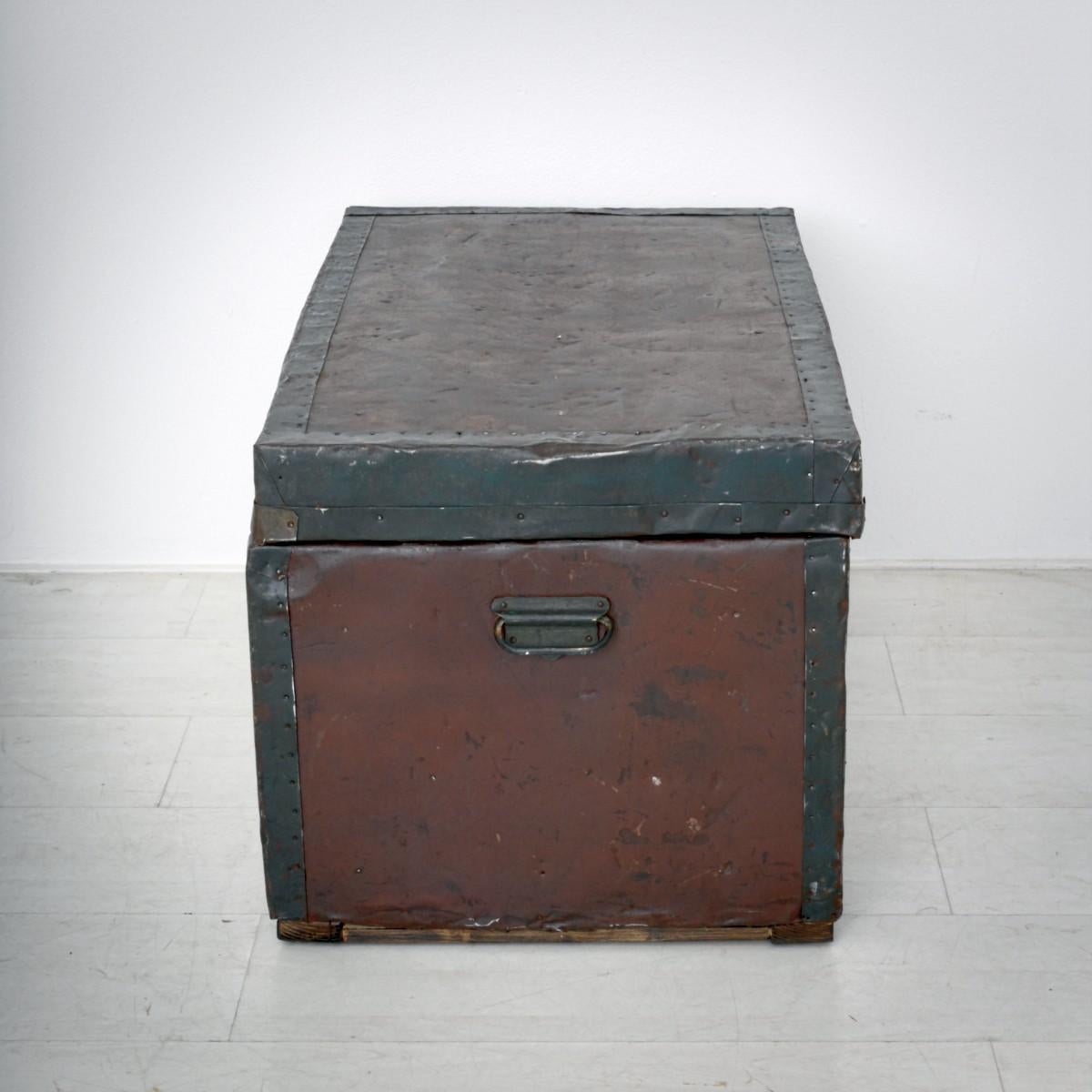 Metal / Wood Trunk, circa 1900 In Good Condition For Sale In Freiburg, DE