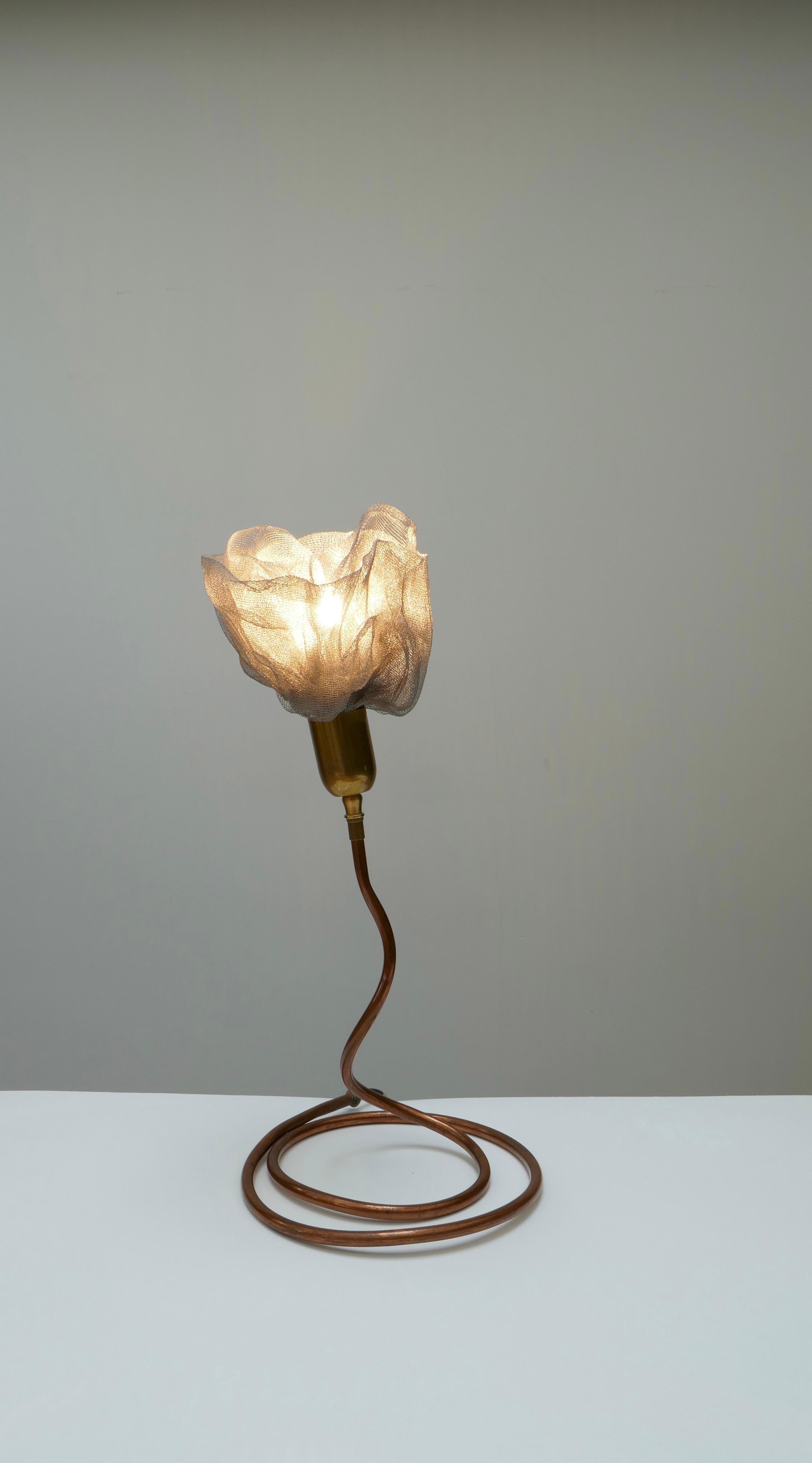 Late 20th Century Metal Woven Mesh Flower Table Lamp with Brass & Copper Serpent Base, Italy 1970s For Sale