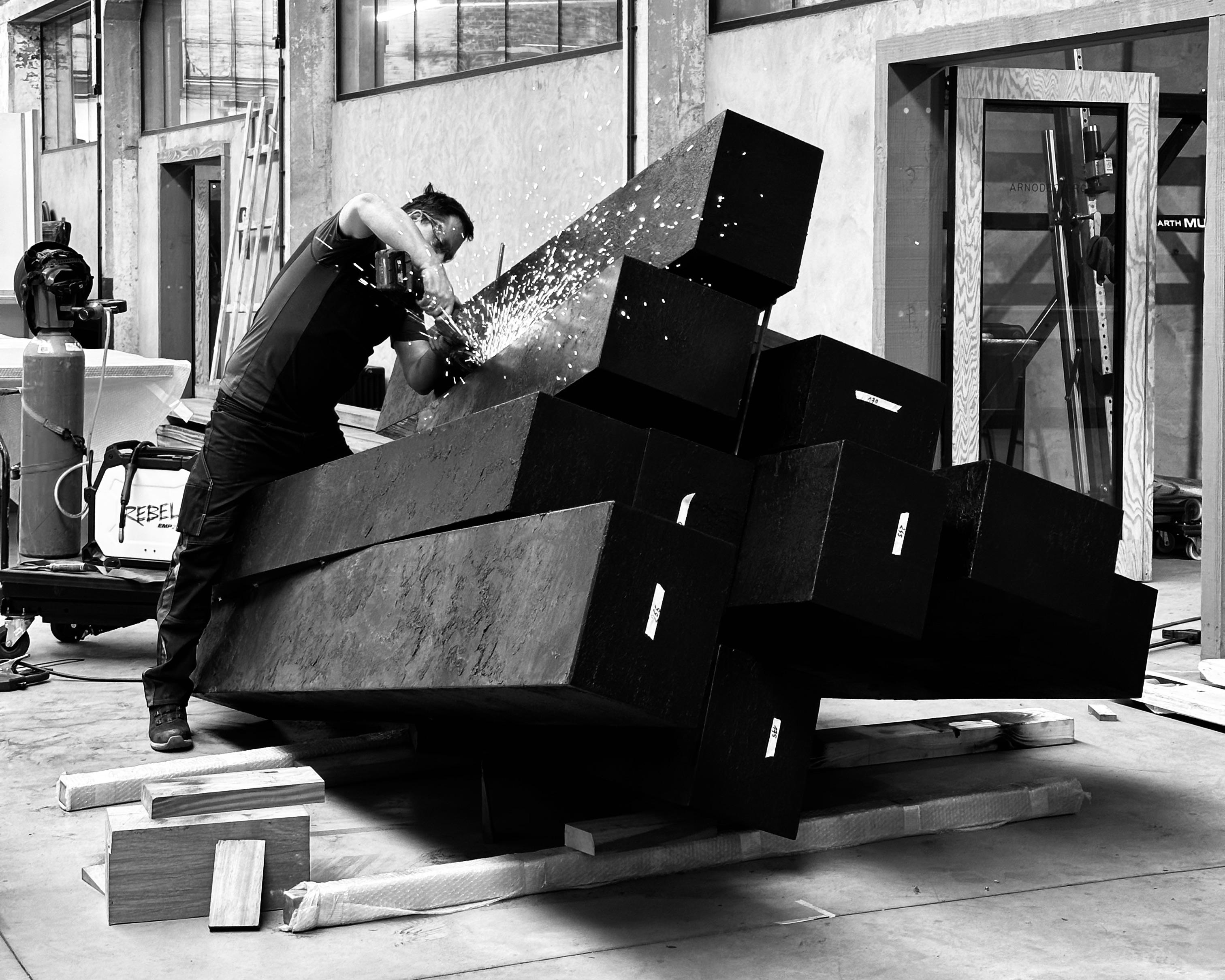 Escultura negra de metal Zoumey de Arno Declercq en venta 7