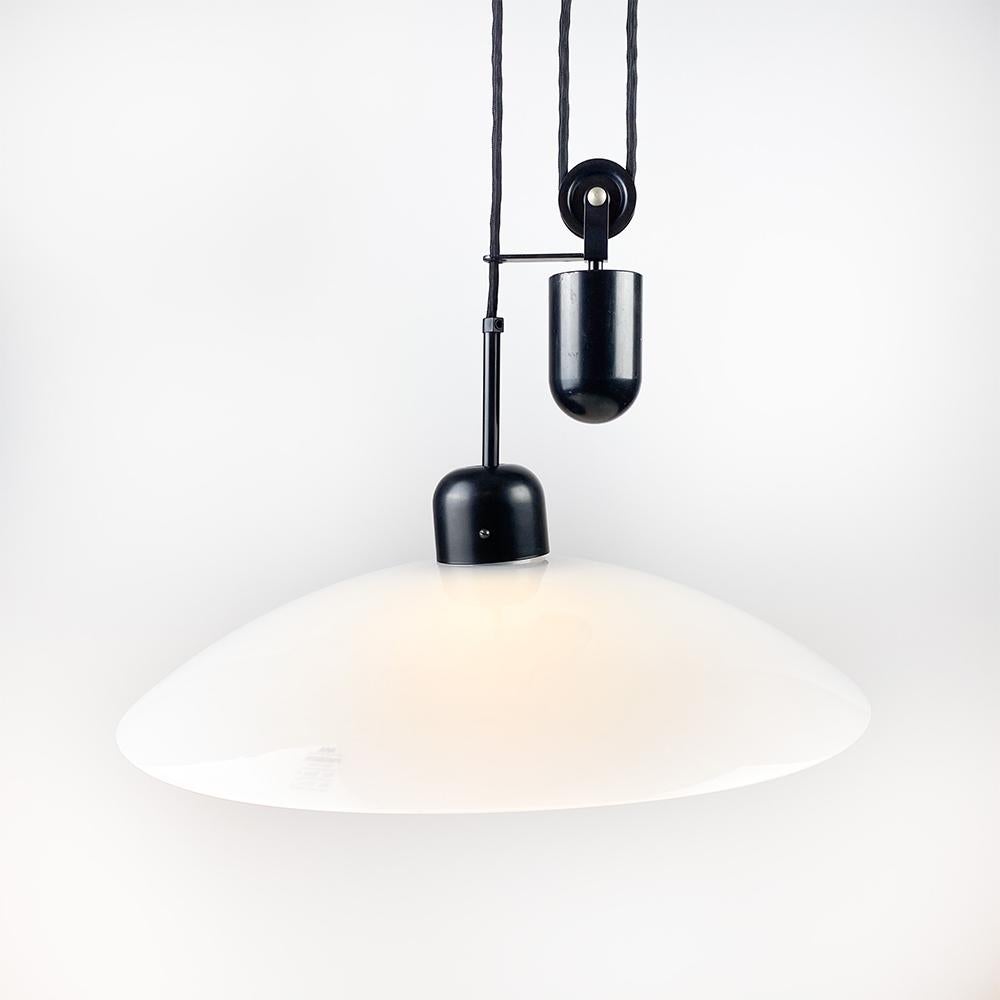 Metalarte Bala Lamp, 1970s

Plastic tulip. Black lacquered metal parts. 

Counterweight with pulley system to raise and lower the lamp.

Measurements: 50 cm. in diameter 27 cm. high.