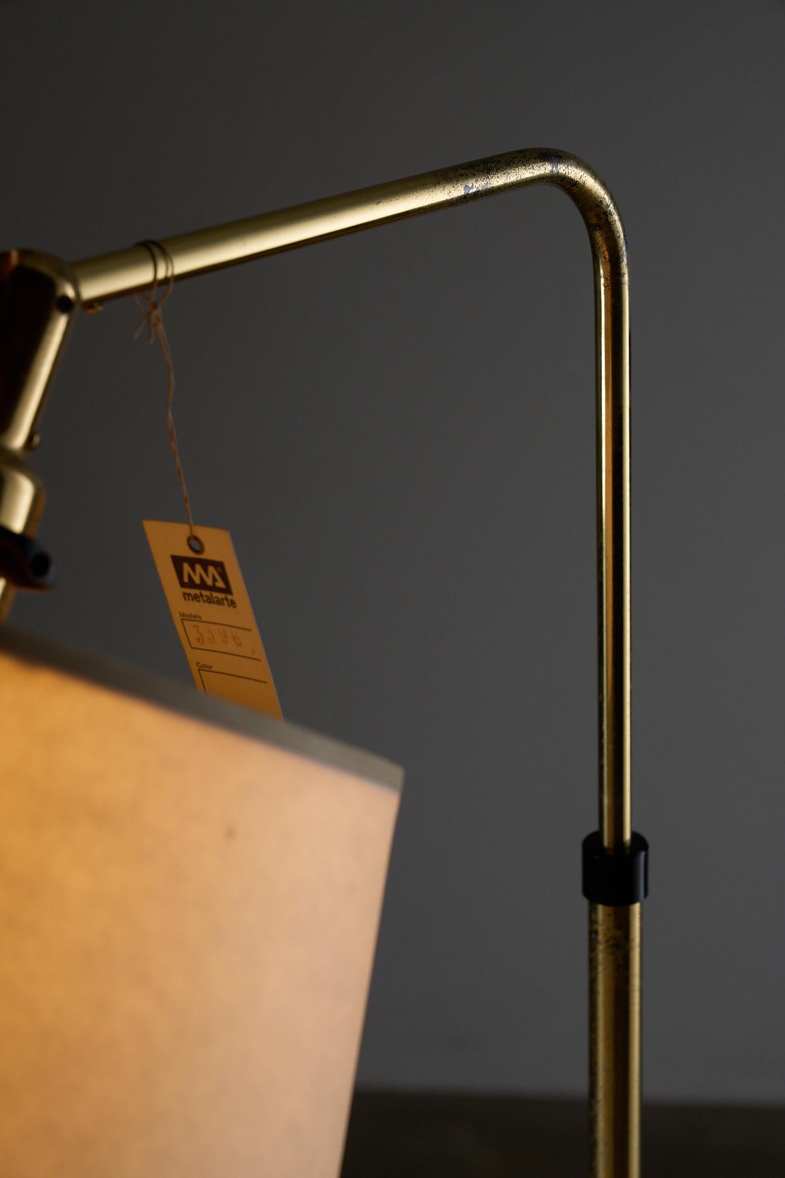 Metalarte Lámpara de pie de latón Modelo 3396 con vástago ajustable en venta 4