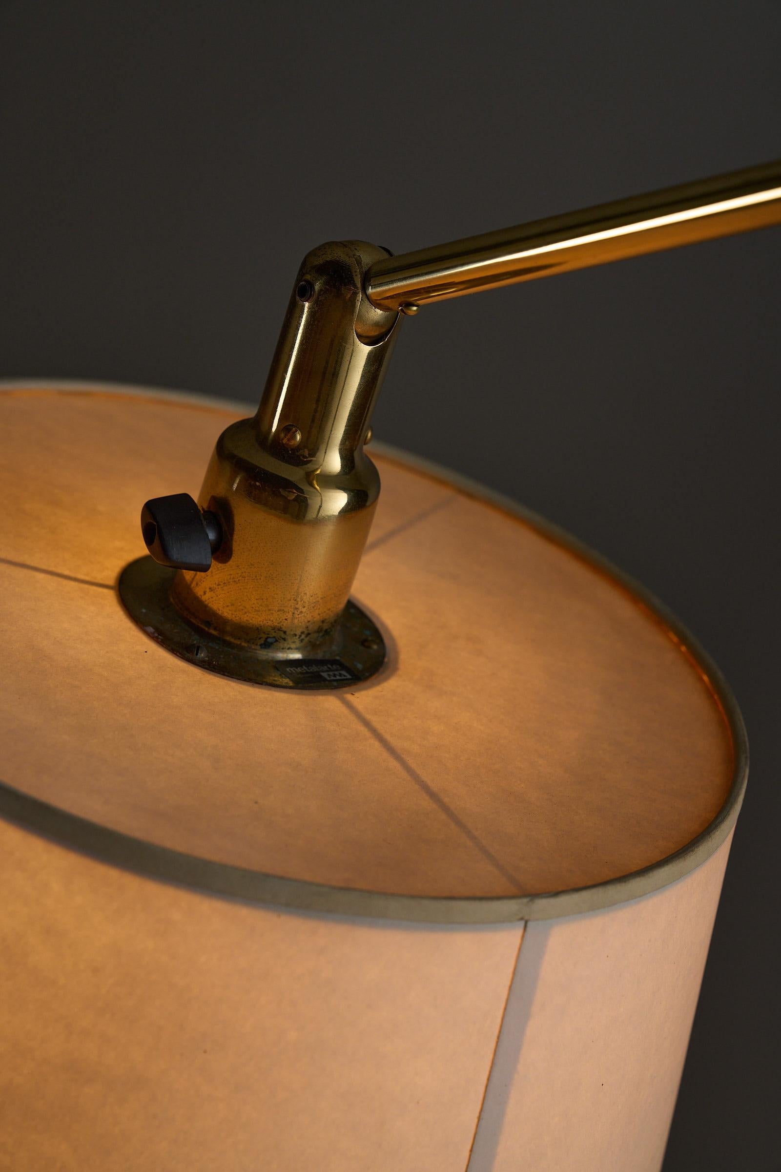 Metalarte Lámpara de pie de latón Modelo 3396 con vástago ajustable Moderno de mediados de siglo en venta