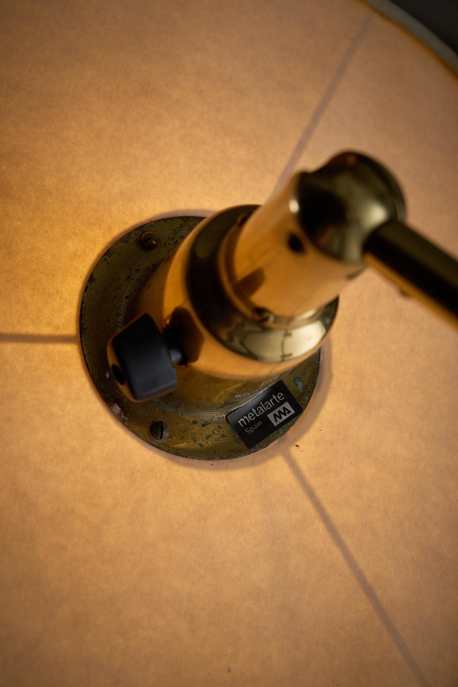 Metalarte Lámpara de pie de latón Modelo 3396 con vástago ajustable mediados del siglo XX en venta