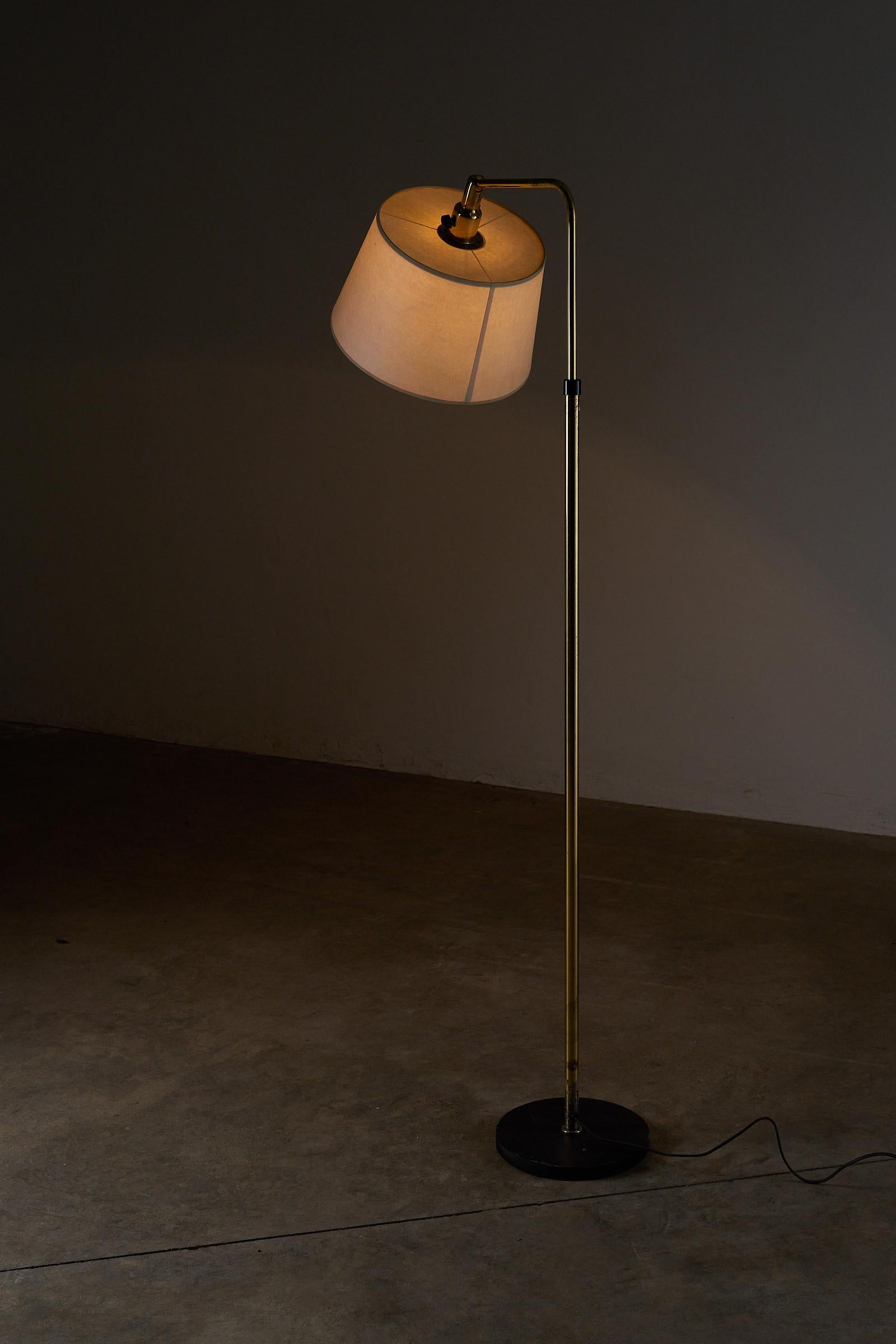 Metalarte Lámpara de pie de latón Modelo 3396 con vástago ajustable en venta 3