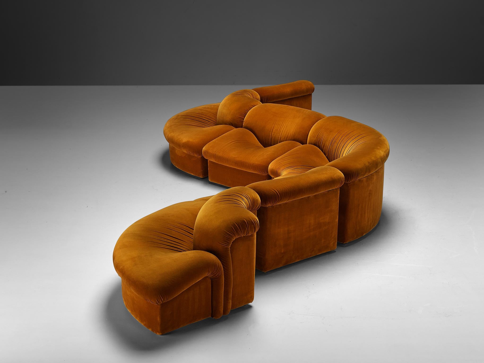 Metalarte modular 'Onda' sofa, fabric, Spain, 1970s

Introducing the epitome of retro chic: the 'Onda' sectional sofa by Metalarte. This rare modular sofa is crafted with timeless allure in a vibrant burnt orange color, this iconic piece harks back