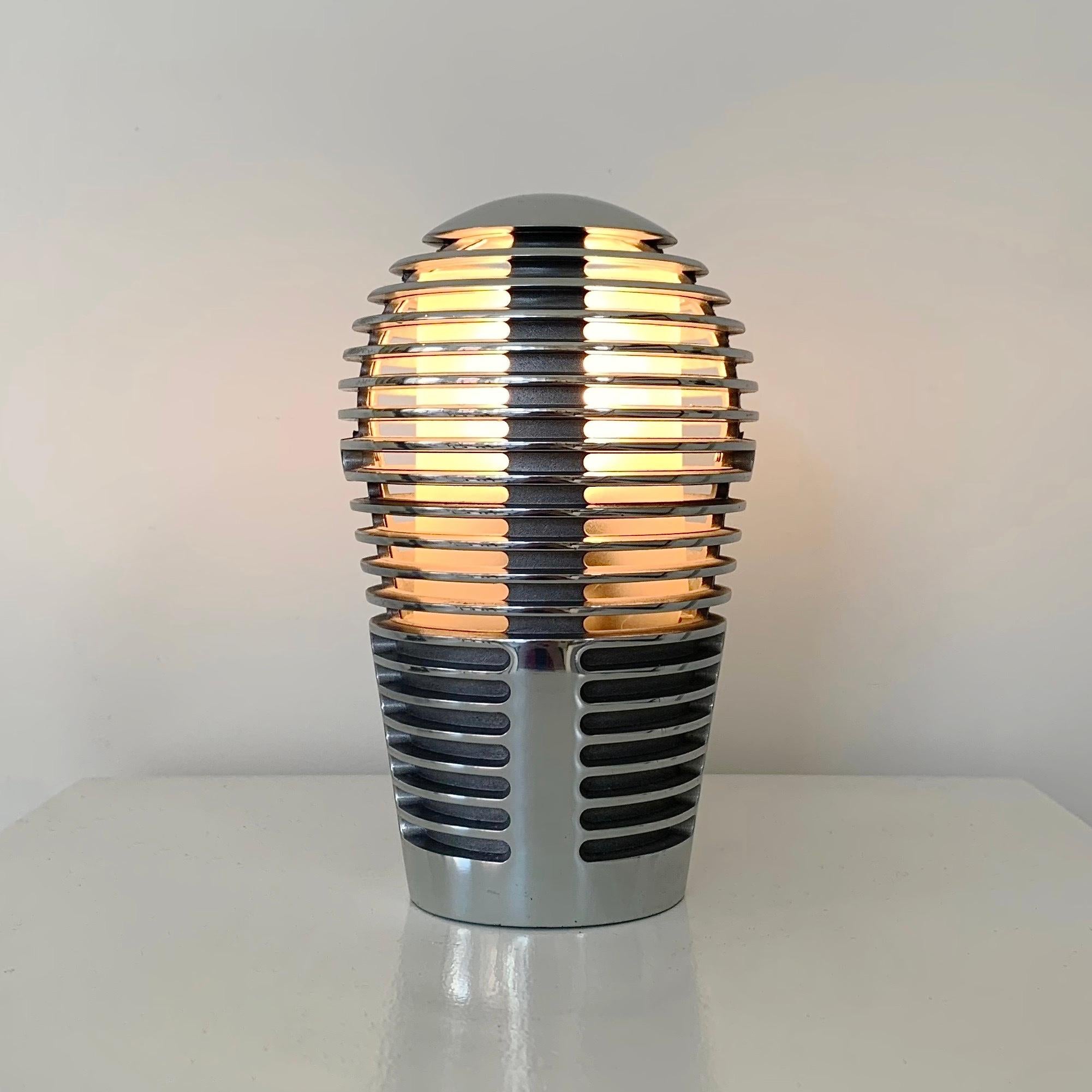Sergi & Oscar Devesa Lampe de table modèle Zen pour Metalarte, 1984, Espagne.
Conique radiale ronde nervurée en métal chromé, écran intérieur en polycarbonate.
Dimensions : 17 cm de hauteur, 11 cm de diamètre : 17 cm de hauteur, 11 cm de