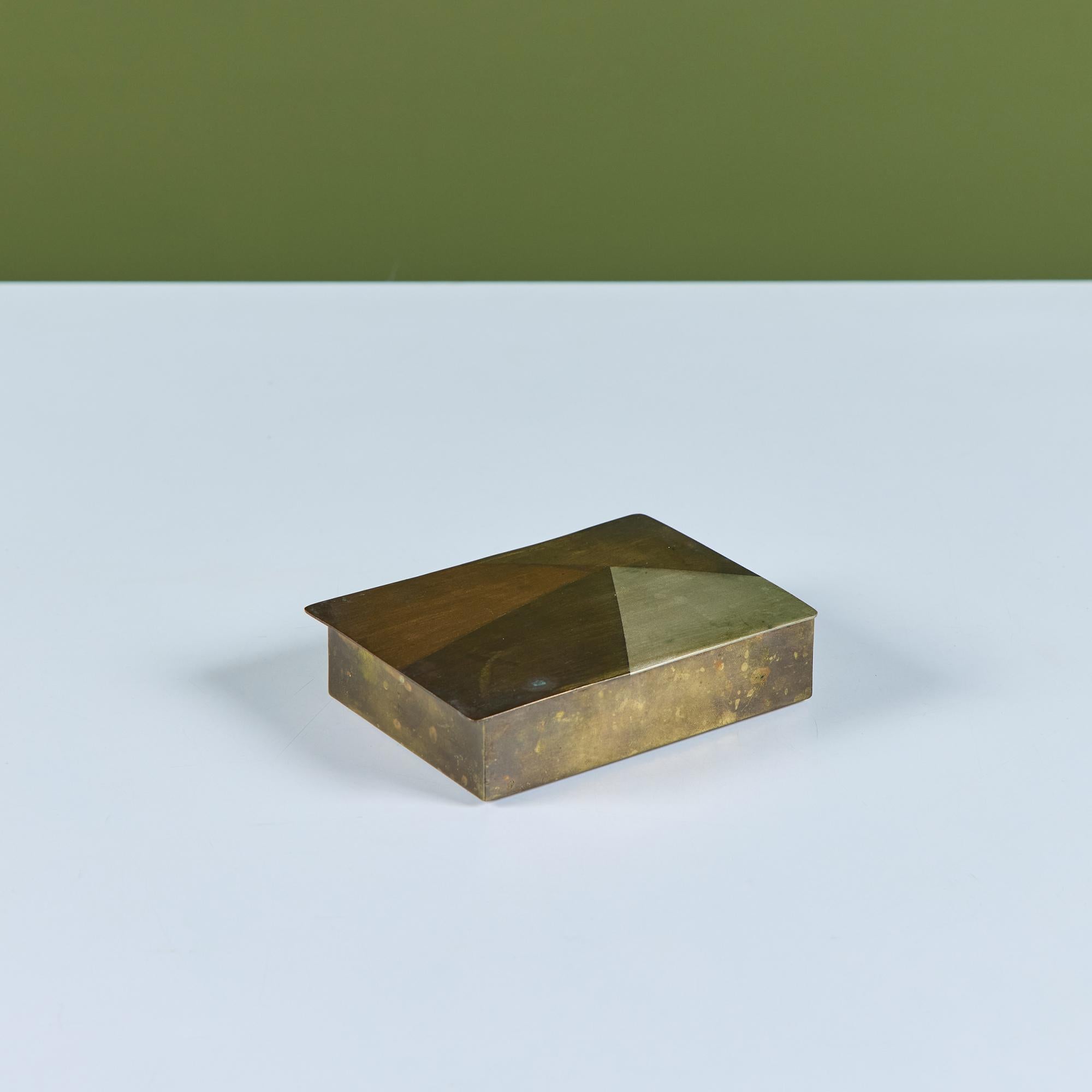La scatola con cerniera dell'azienda messicana Metales Casado ha un coperchio in rame geometrico, ottone e acciaio inossidabile con un interno rivestito in legno. Un divertente portasigarette o un portagioie. Timbro Hencho En Mexico - Metales Casado