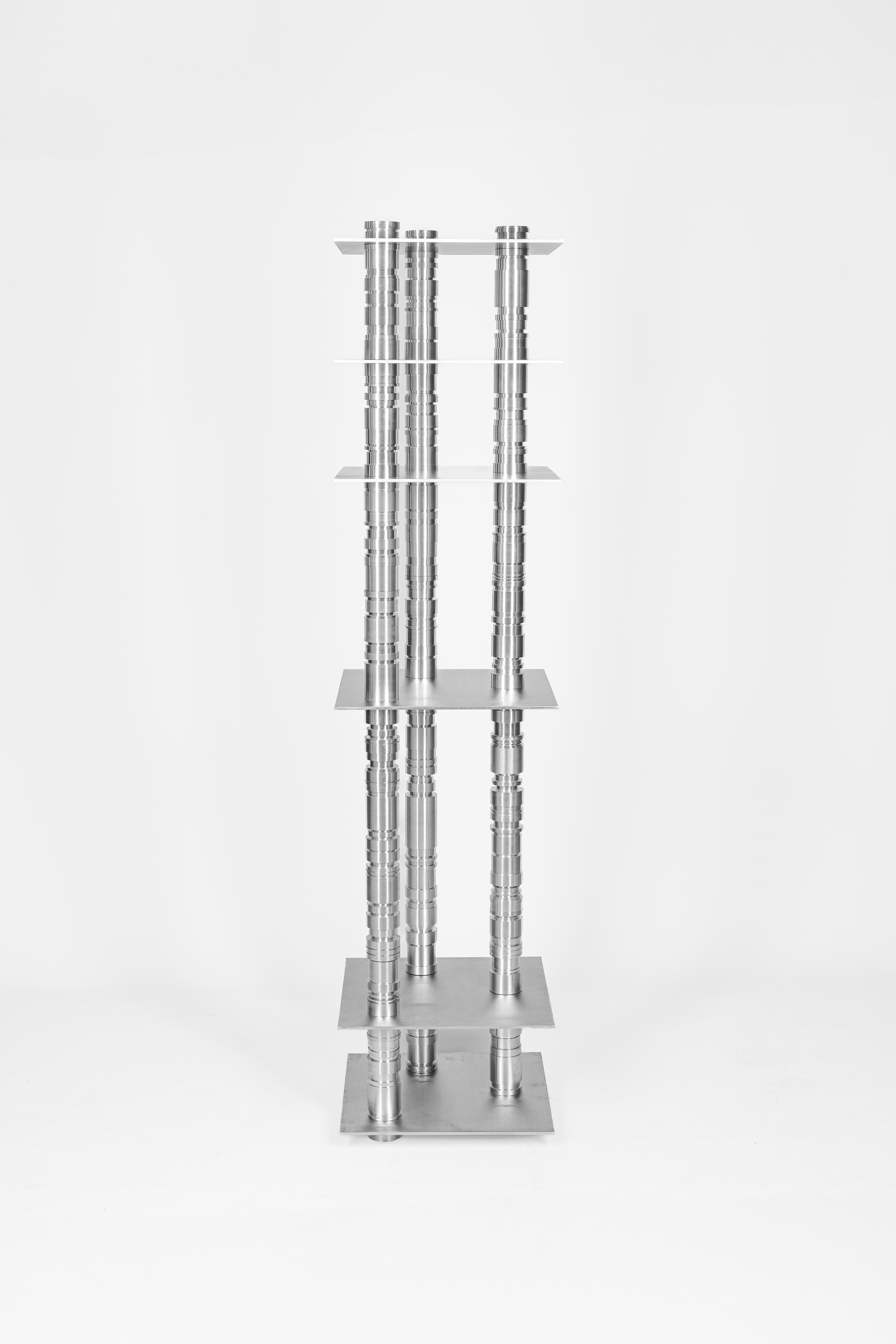 Bibliothèque Metalique par Millim Studio
Pièce unique.
Dimensions : D 40 x L 40 x H 170 cm. 
Matériaux : Aluminium.

Le produit est fabriqué à la main. Toute variation de couleur ou de détail résulte de la nature artisanale de cet article et rend