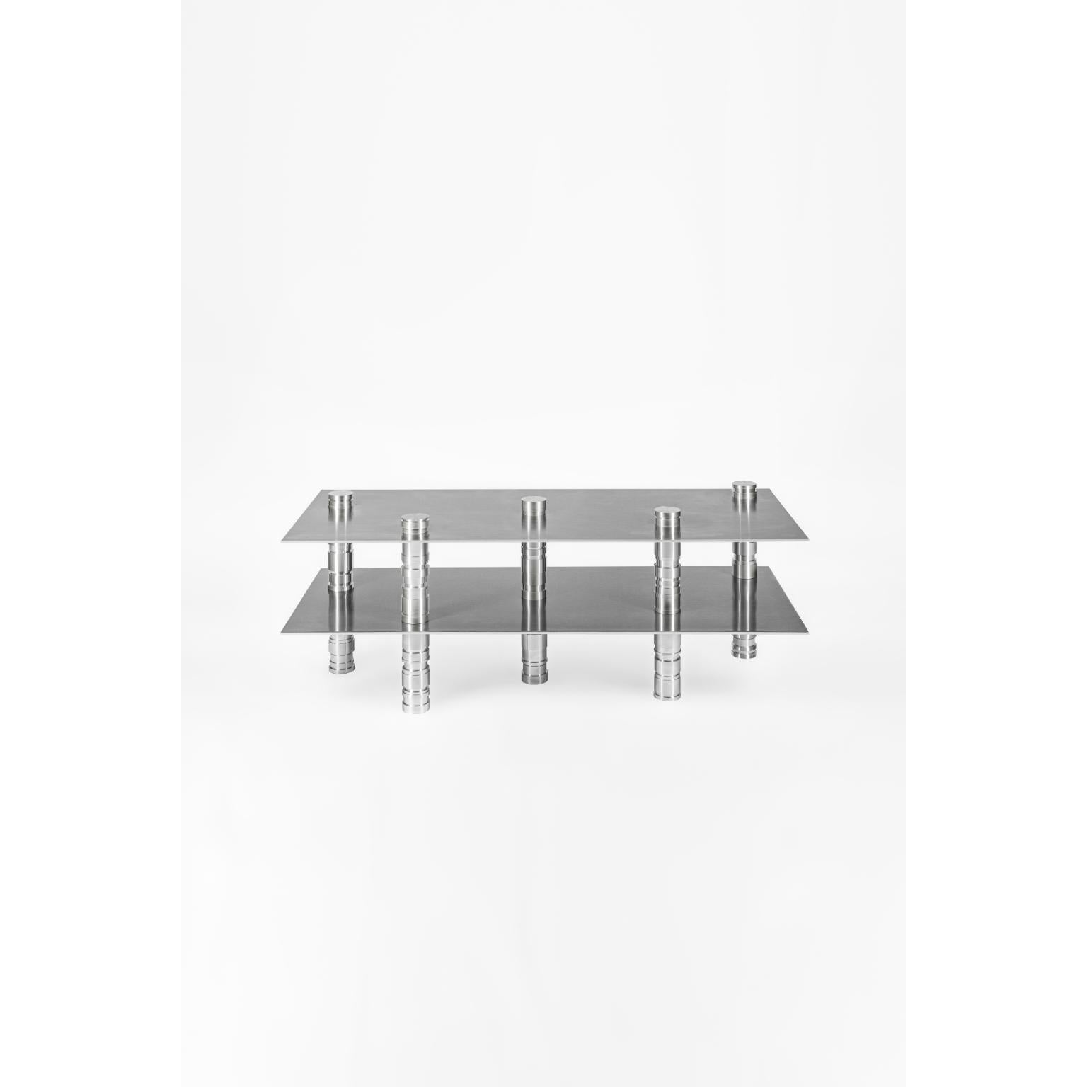 Table basse Metalique par Millim Studio
Pièce unique.
Dimensions : D 50 x L 120 x H 45 cm. 
Matériaux : Aluminium.

Le produit est fabriqué à la main. Toute variation de couleur ou de détail résulte de la nature artisanale de cet article et rend