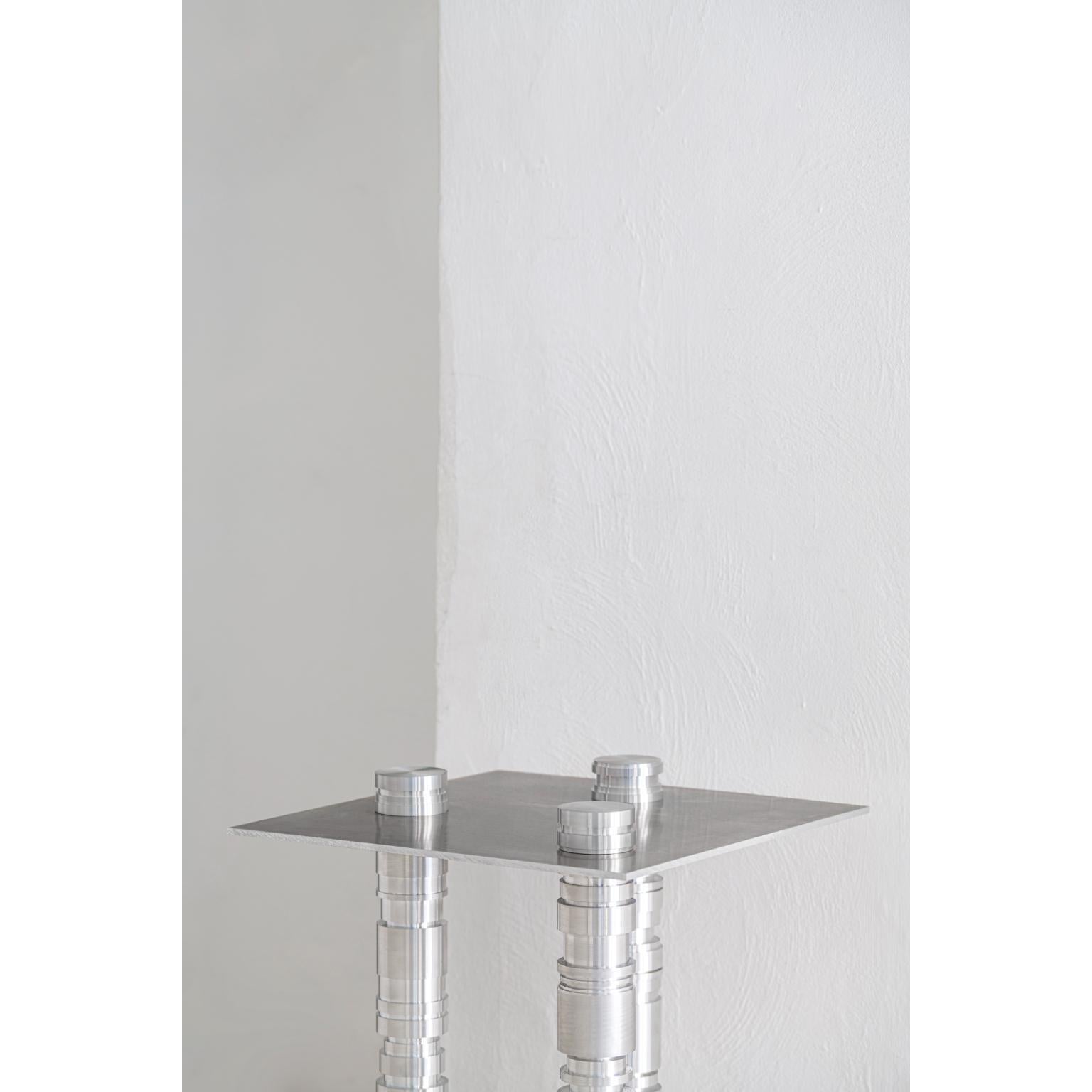 Postmoderne Table d'appoint Metalique par Millim Studio en vente