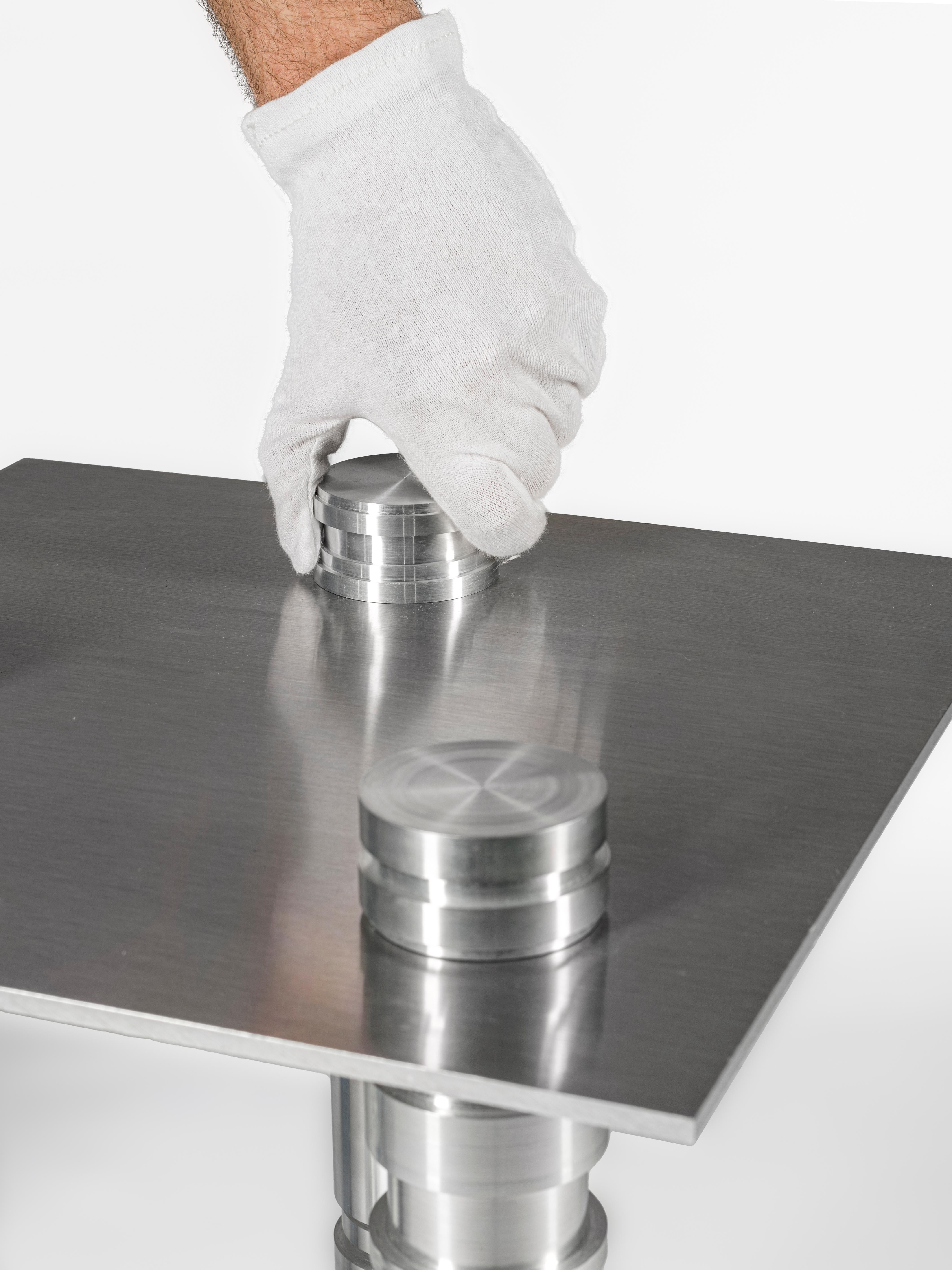 italien Table d'appoint Metalique par Millim Studio en vente