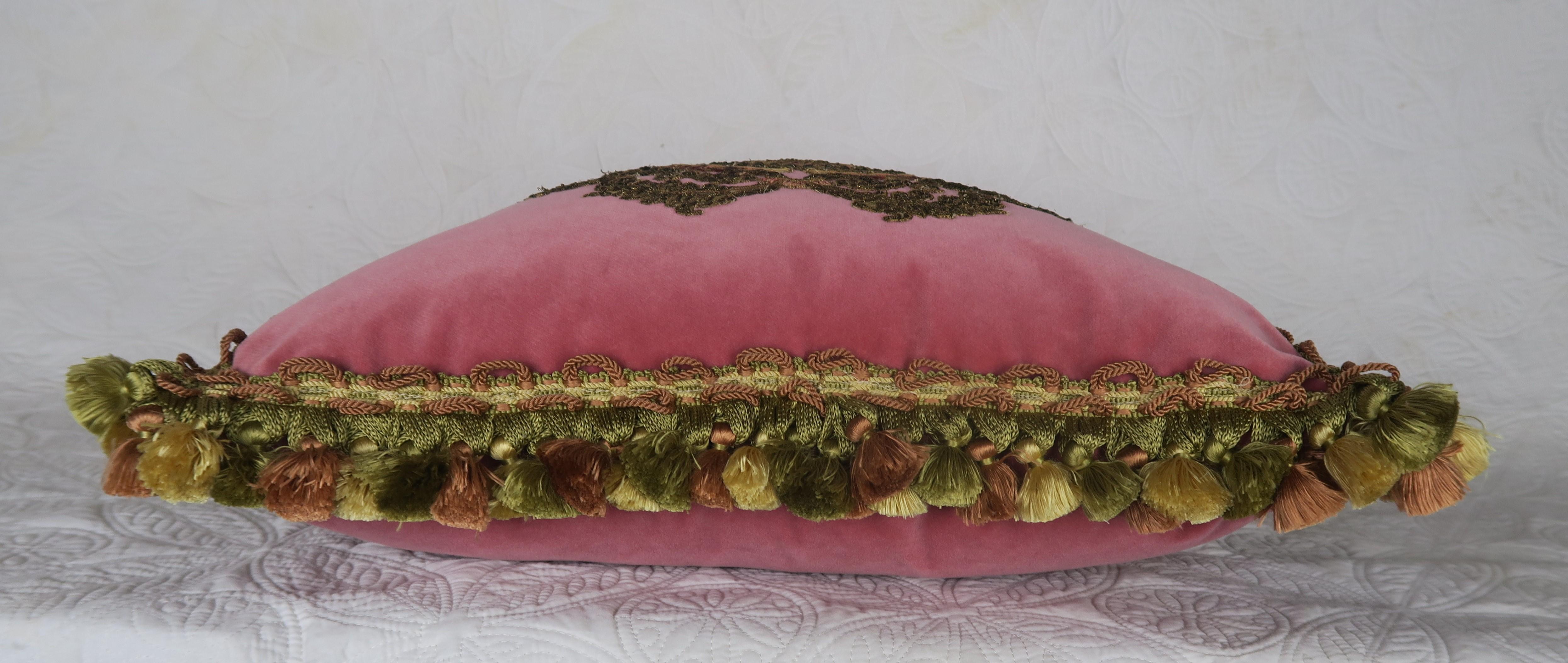 Rosa Samtkissen mit Metallic-Applikationen und Quasten von Melissa Levinson (Französisch)