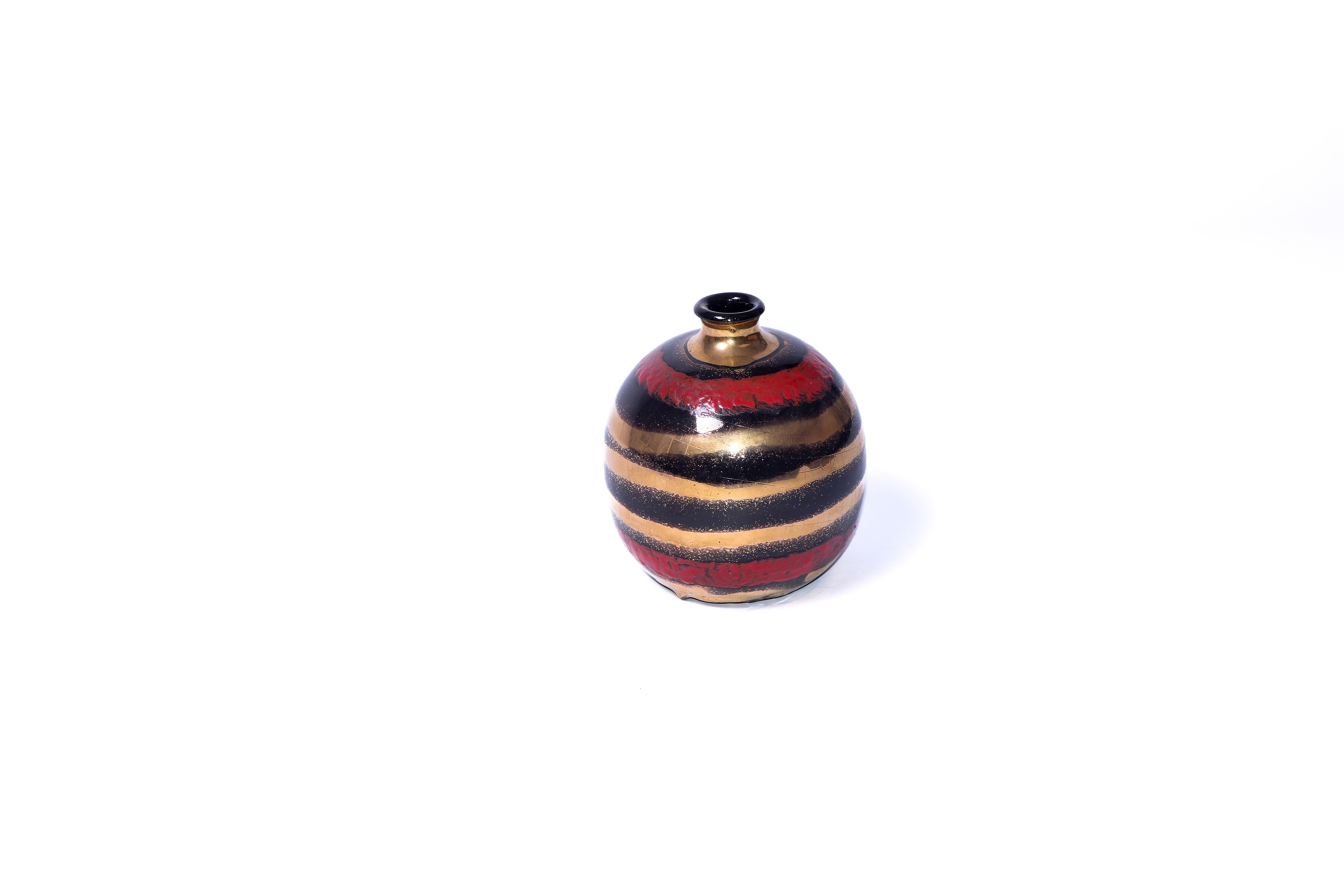 Squisito vaso rotondo in ceramica metallizzata del ceramista francese Jean Besnard. 

Firmato sotto la base. 