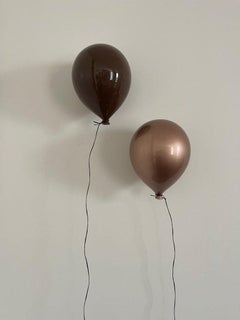 Escultura globo de cerámica beige metalizada hecha a mano para instalación en pared, techo