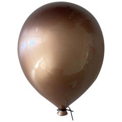 Escultura globo de cerámica beige metalizada hecha a mano para instalación en pared, techo