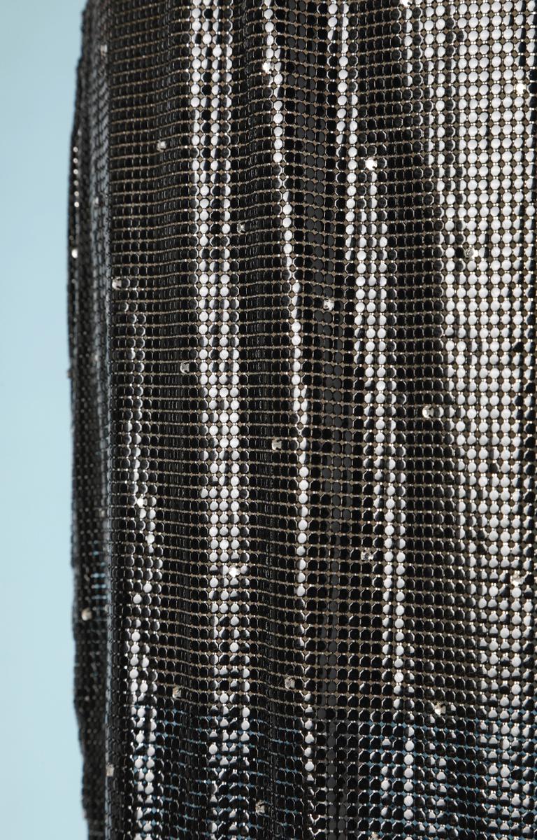 Skirt in black metallic mesh and rhinestones, black satin waistband. Back zip. Gianni Versace Sera label.
Size: 38 French
model 9230313
Art: 869-200
DUNAYW