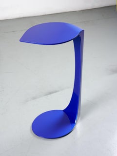 Tavolino a forma di foglia con finitura blu metallizzato, design contemporaneo, prodotto in Italia