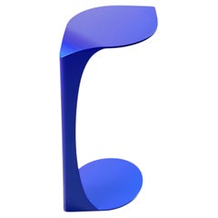 Tavolino a forma di foglia con finitura blu metallizzato, design contemporaneo, prodotto in Italia