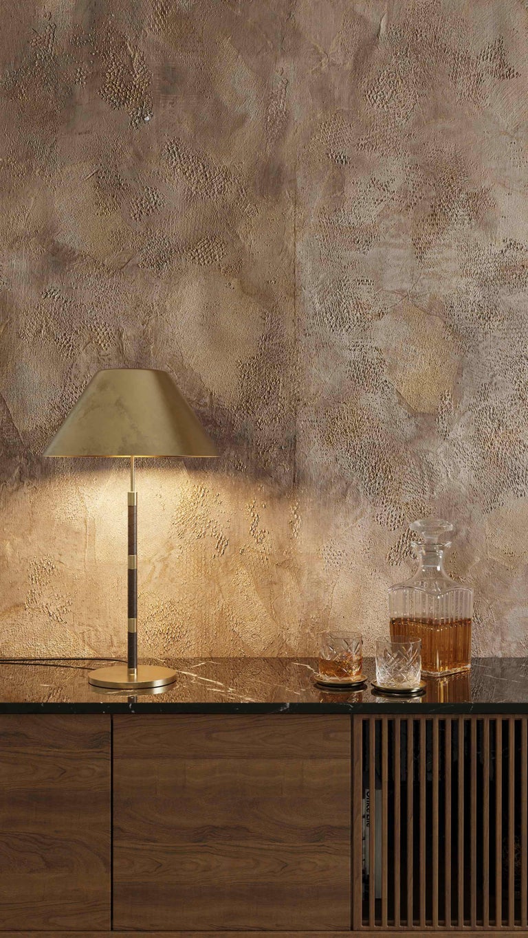 Flashes of light from the deep space.
Wallpaper with three-dimensional, highly tactile and luminous features, obtained thanks to the usage of metal powders. It is composed of tissue paper textures, metal powder, natural soil and jute. Each process