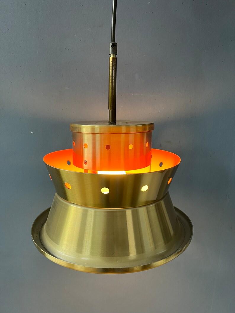 Très rare lampe suspendue Doria Leuchten spage age. À l'origine, cette lampe était dotée d'une forme ovale en verre entourant la partie métallique, mais nous avons trouvé la lumière étonnante sans cette forme. La lampe produit une lumière magnifique
