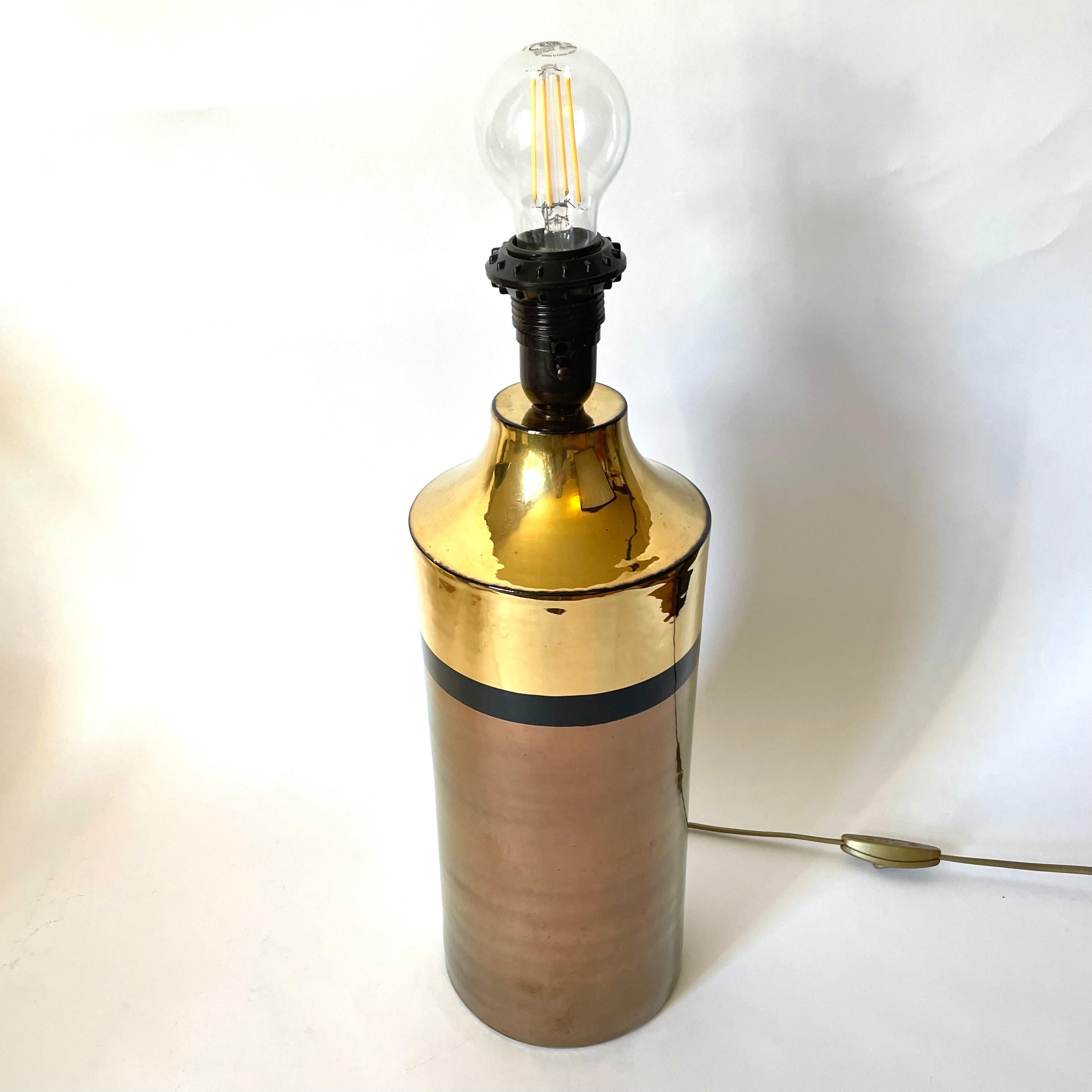 Una sofisticata lampada da tavolo in ceramica smaltata in metallo disegnata da Aldo Bitossi (Italia) e prodotta da Bergboms, in Svezia, negli anni '60. 

Design europeo moderno di metà secolo

Da poco  ricollegare l'elettricità.

Usura coerente con