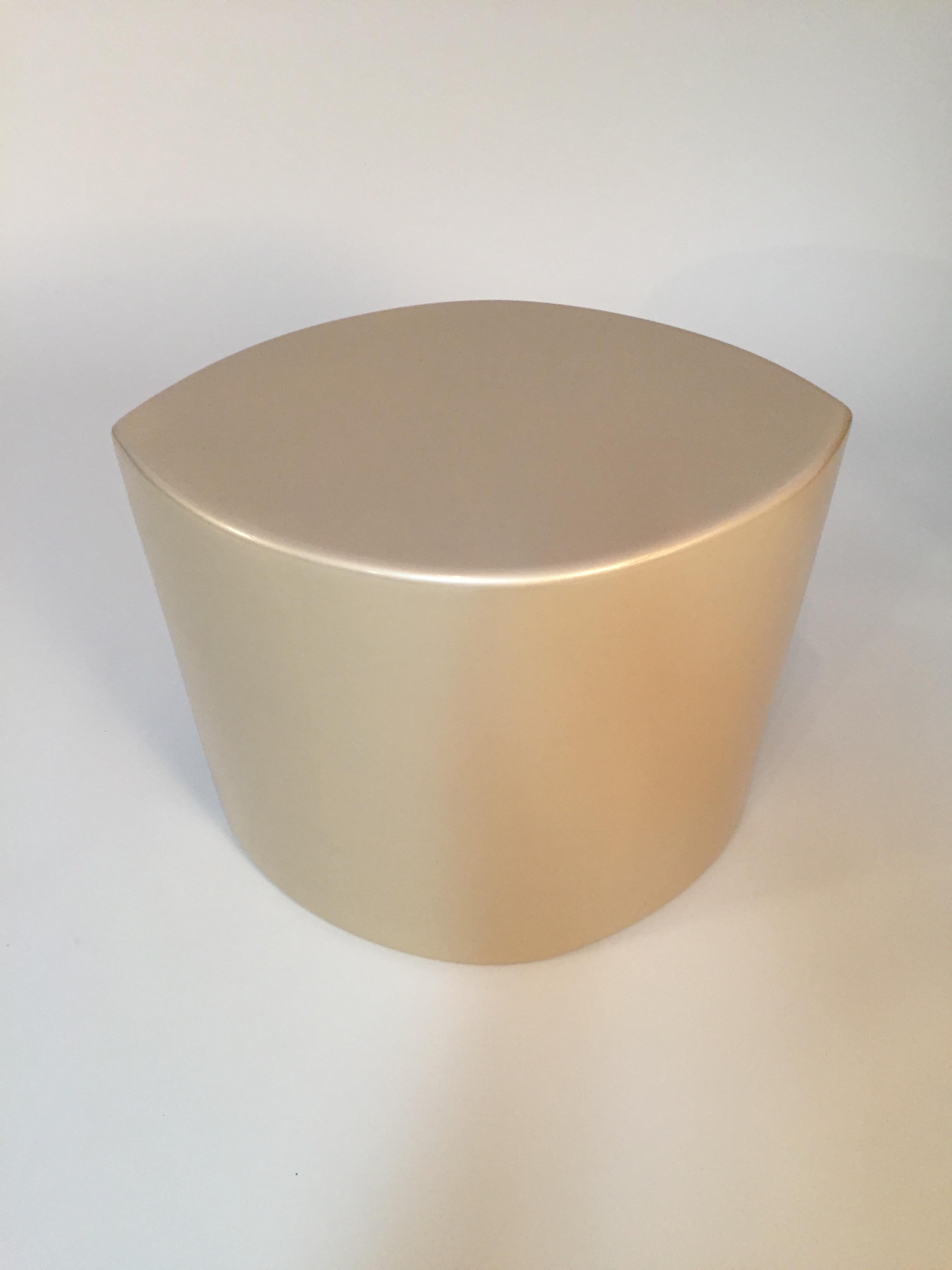 Metallic Gold Gloss Lacquer Side Table Seat In Excellent Condition For Sale In Daly City, CA