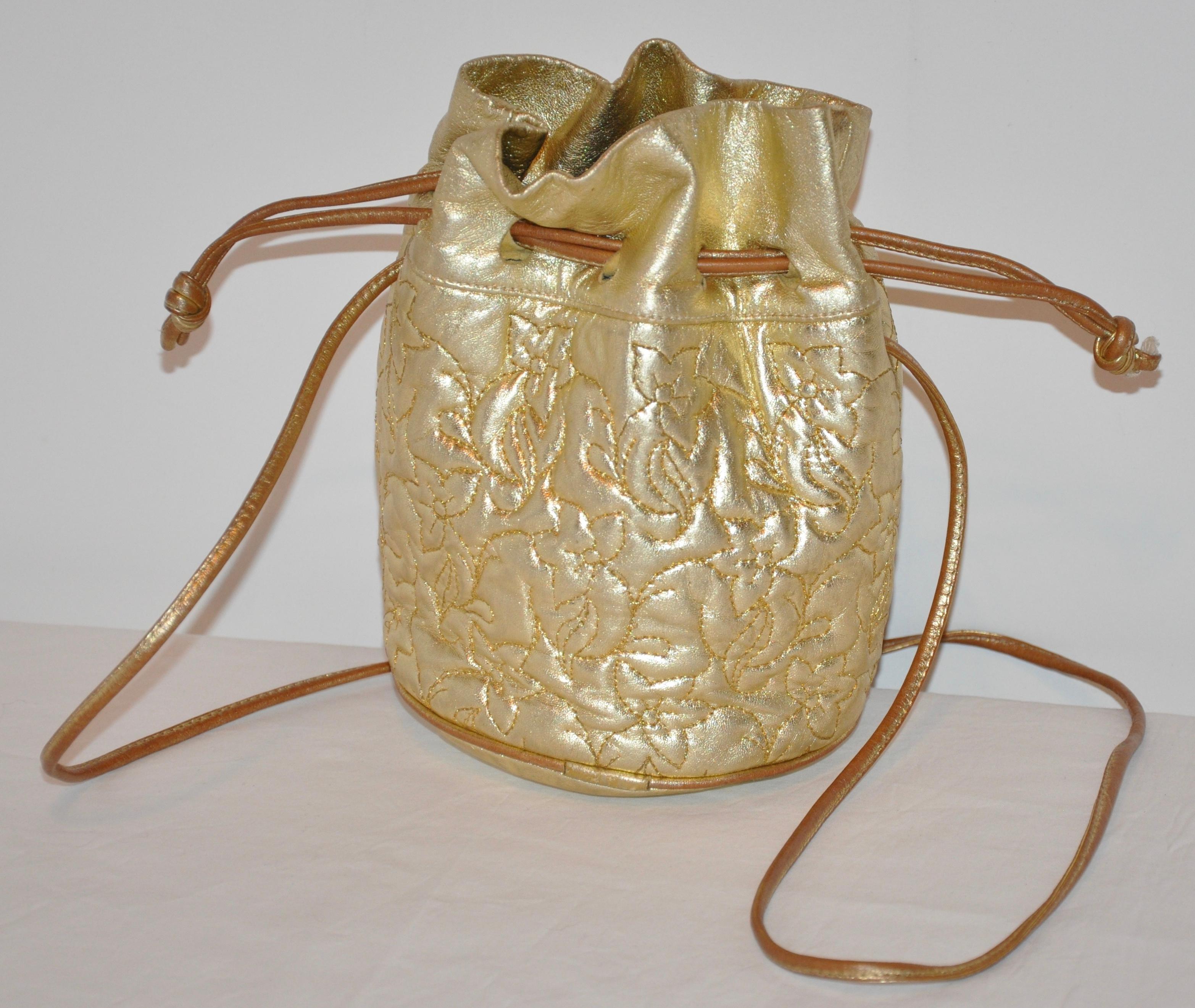 Metallic Gold Lammfell Kordelzug und detaillierte florale Top-Stitching Umhängetasche (Braun) im Angebot