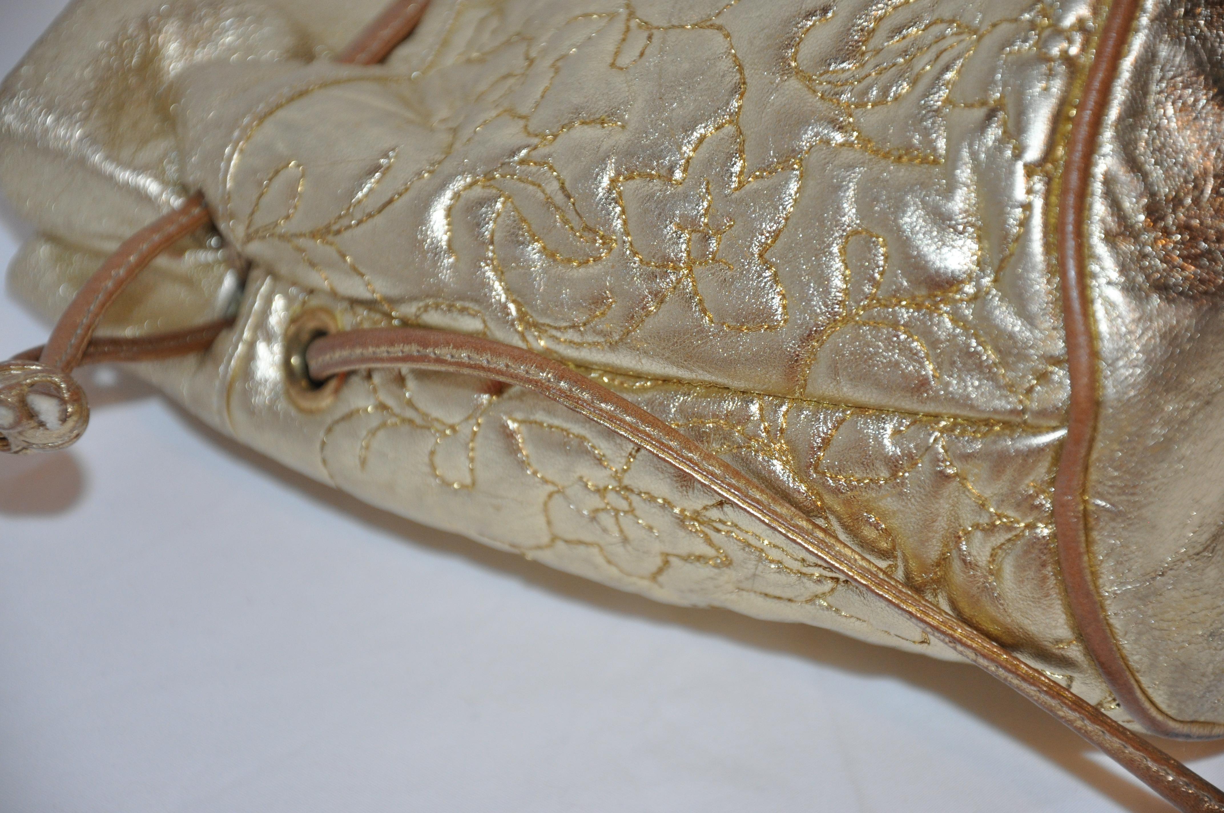 Metallic Gold Lammfell Kordelzug und detaillierte florale Top-Stitching Umhängetasche für Damen oder Herren im Angebot