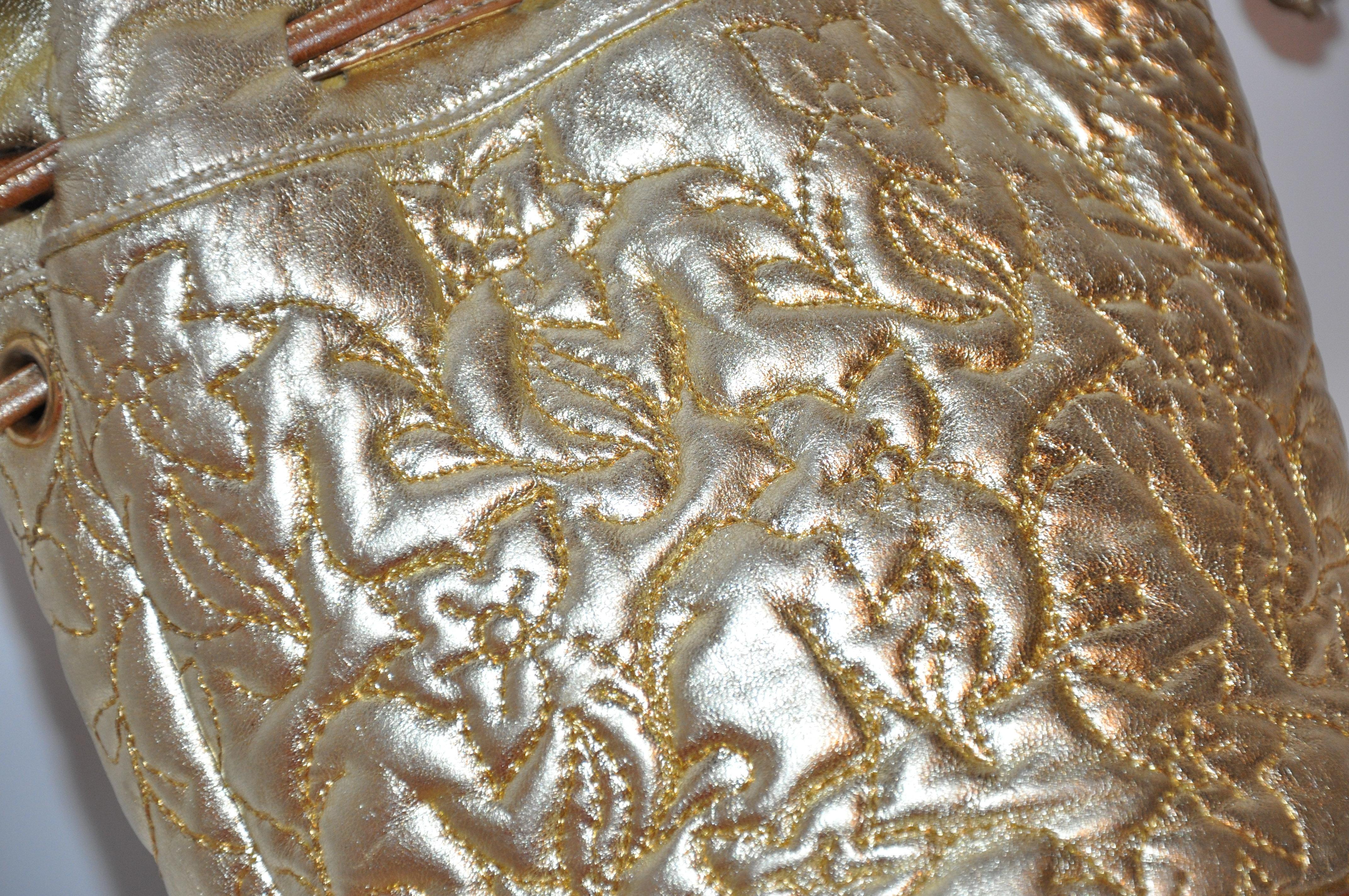 Metallic Gold Lammfell Kordelzug und detaillierte florale Top-Stitching Umhängetasche im Angebot 1