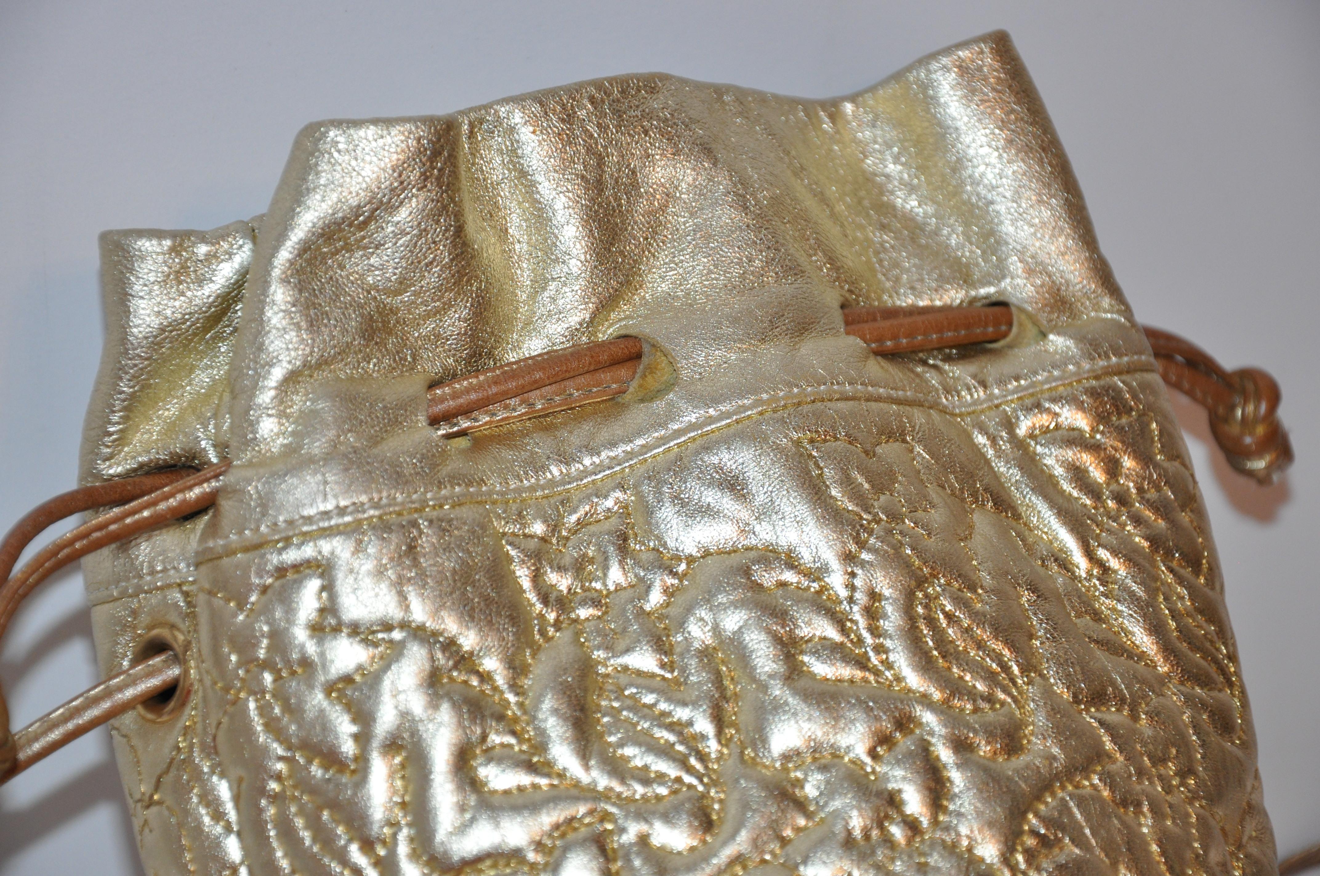 Metallic Gold Lammfell Kordelzug und detaillierte florale Top-Stitching Umhängetasche im Angebot 2