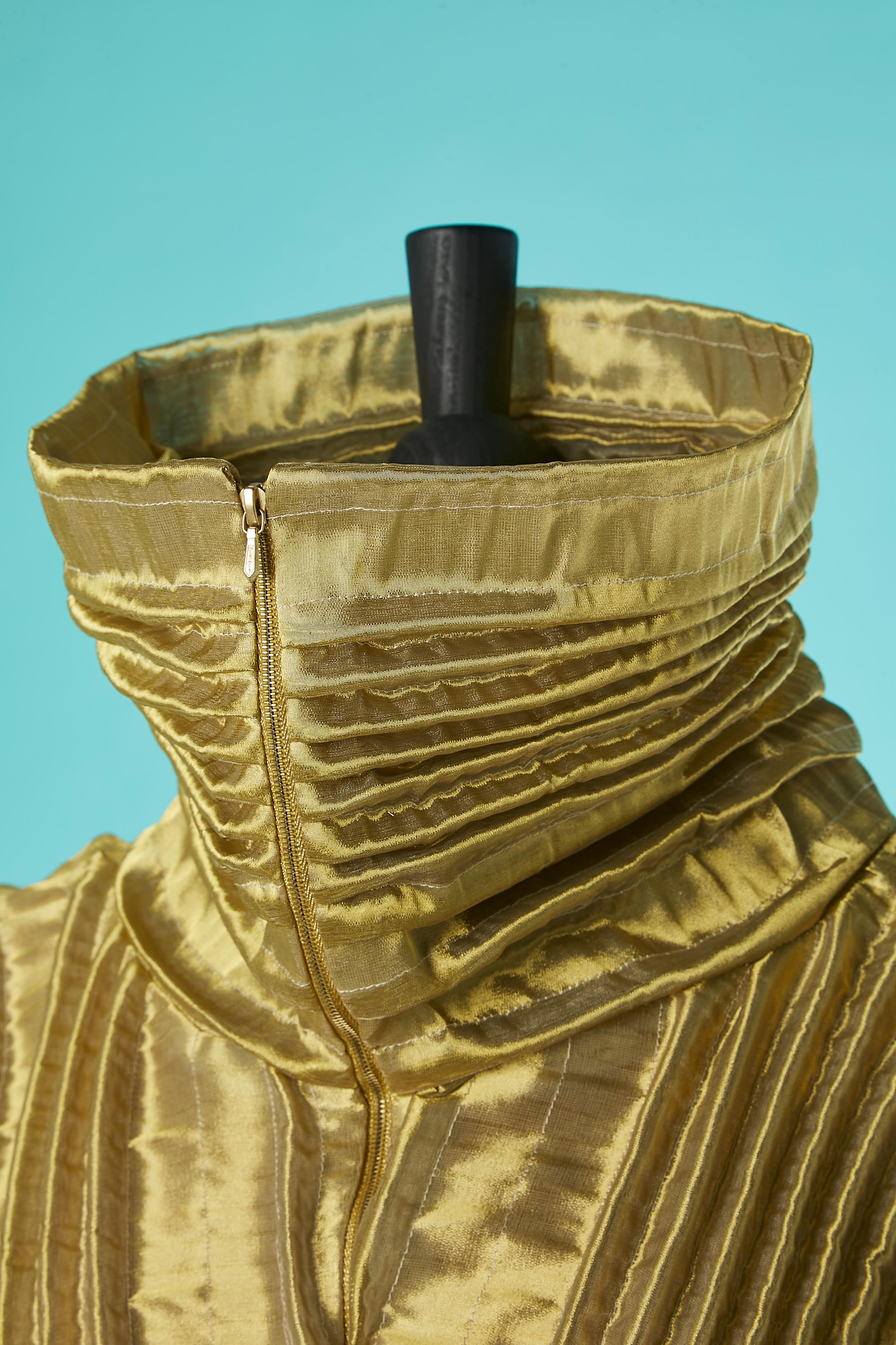 Metallic-Gold plissierte Jacke mit Reißverschluss in der Mitte der Vorderseite Paco Rabanne  im Angebot 1