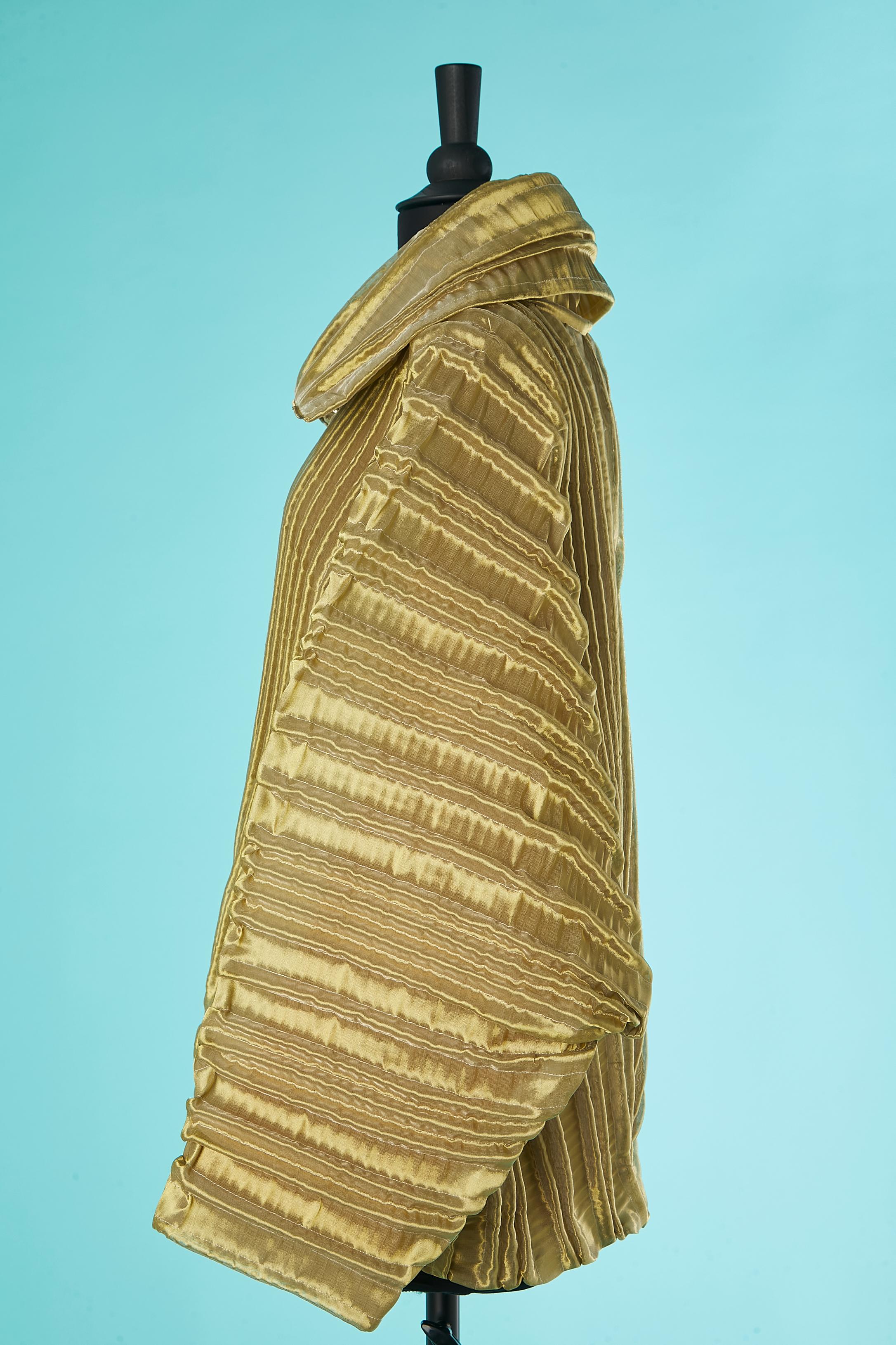 Metallic-Gold plissierte Jacke mit Reißverschluss in der Mitte der Vorderseite Paco Rabanne  im Angebot 2