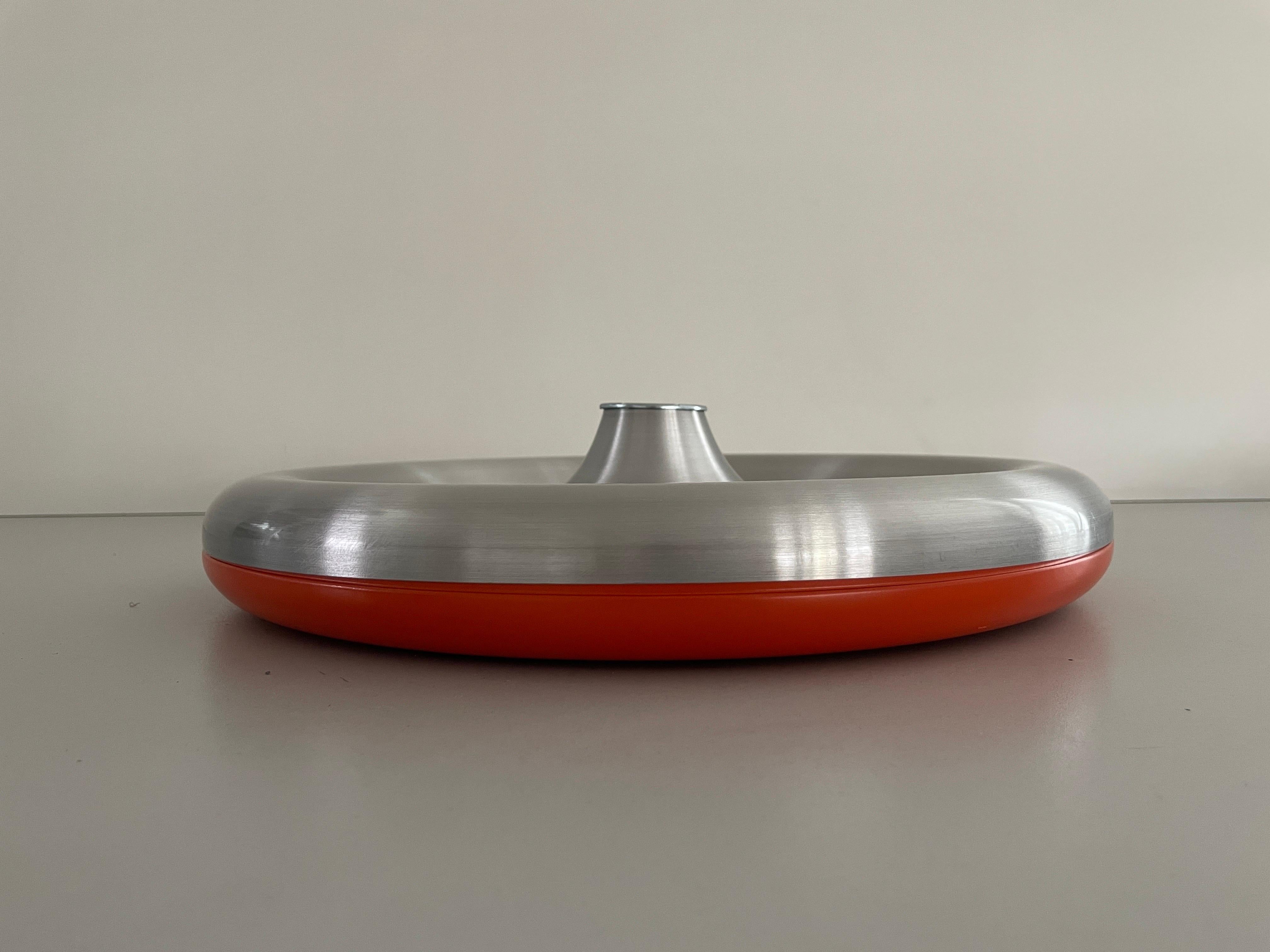 Plafonnier encastré gris et orange de l'ère spatiale, 1970, Allemagne

L'abat-jour est en très bon état vintage.

Cette lampe fonctionne avec des ampoules E27. 
Câblé et adapté à une utilisation avec 220V et 110V pour tous les pays.

Mesures