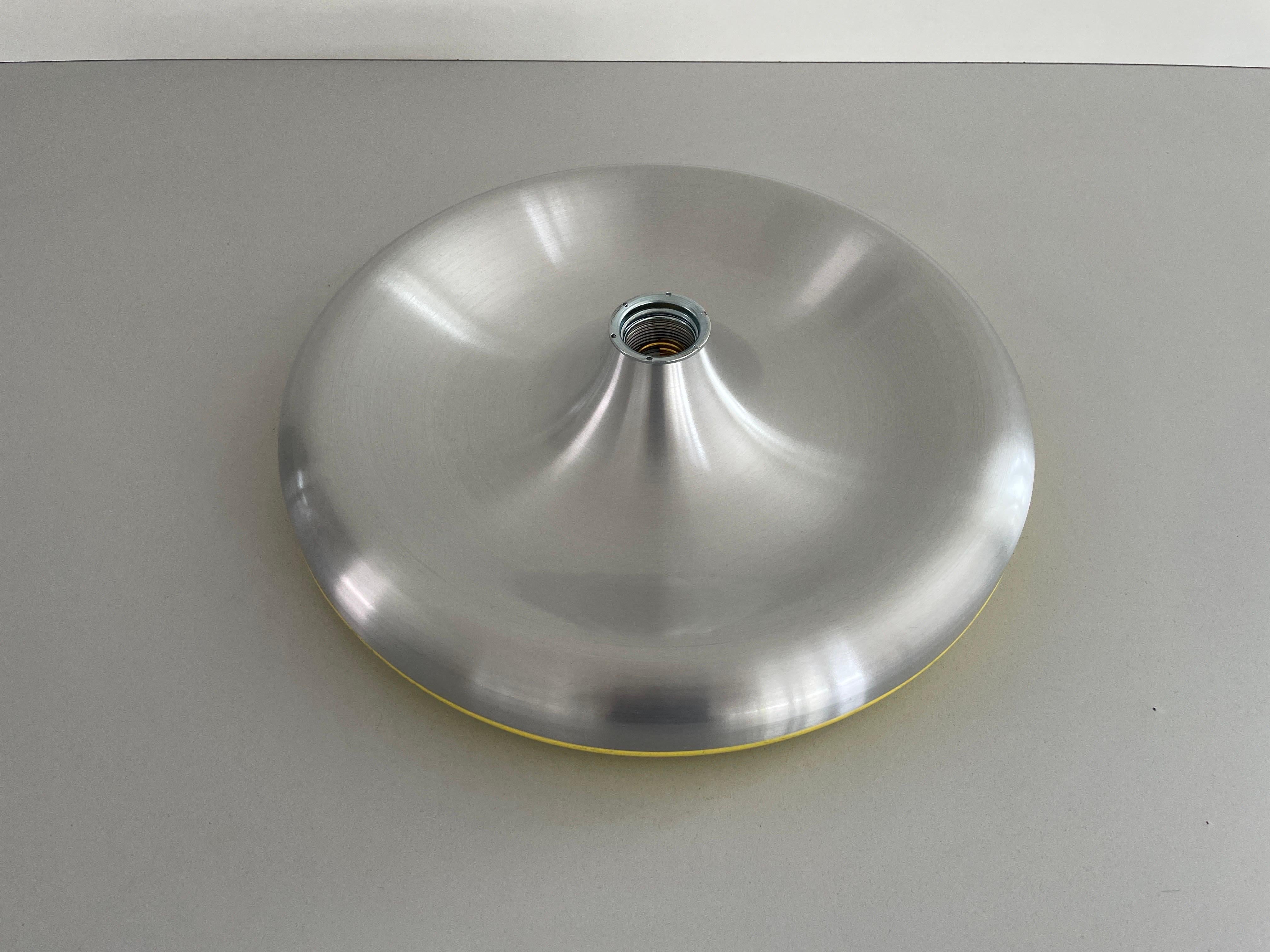 Metallic Grey and Yellow Space Age Flush Mount Ceiling Lamp, 1970s, Germany

Lampshade is in very good vintage condition.

This lamp works with E27 light bulbs. 
Wired and suitable to use with 220V and 110V for all