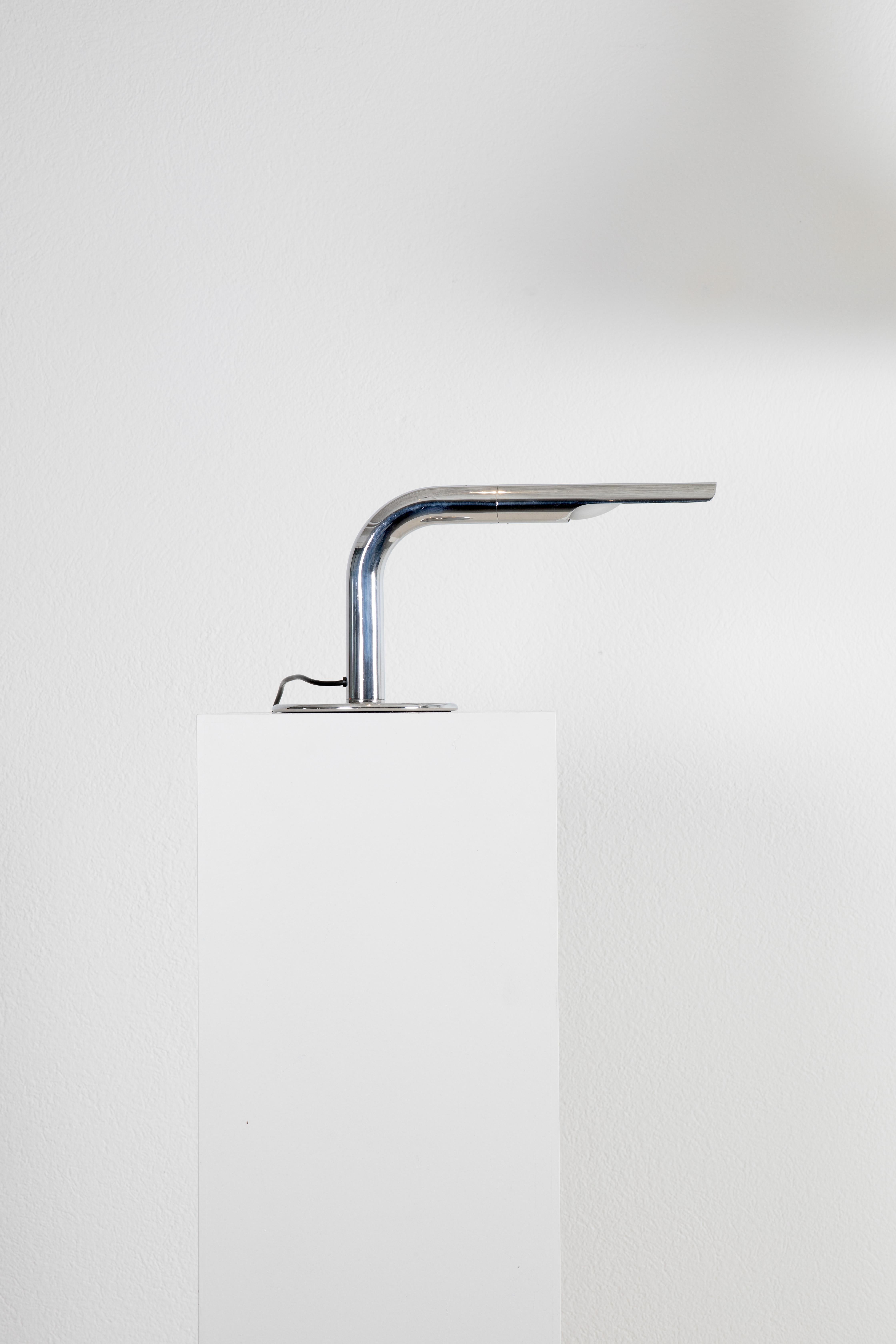 This exceptional vintage metallic lamp, designed by the visionary Ingo Maurer, epitomizes mid-century lighting aesthetics from the 1960s-70s. Its construction in chrome and metal reflects Maurer's innovative approach to blending functional lighting