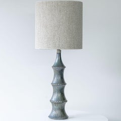 Lampada da tavolo in ceramica effetto metallico, paralume bouclé su misura di R. Houben