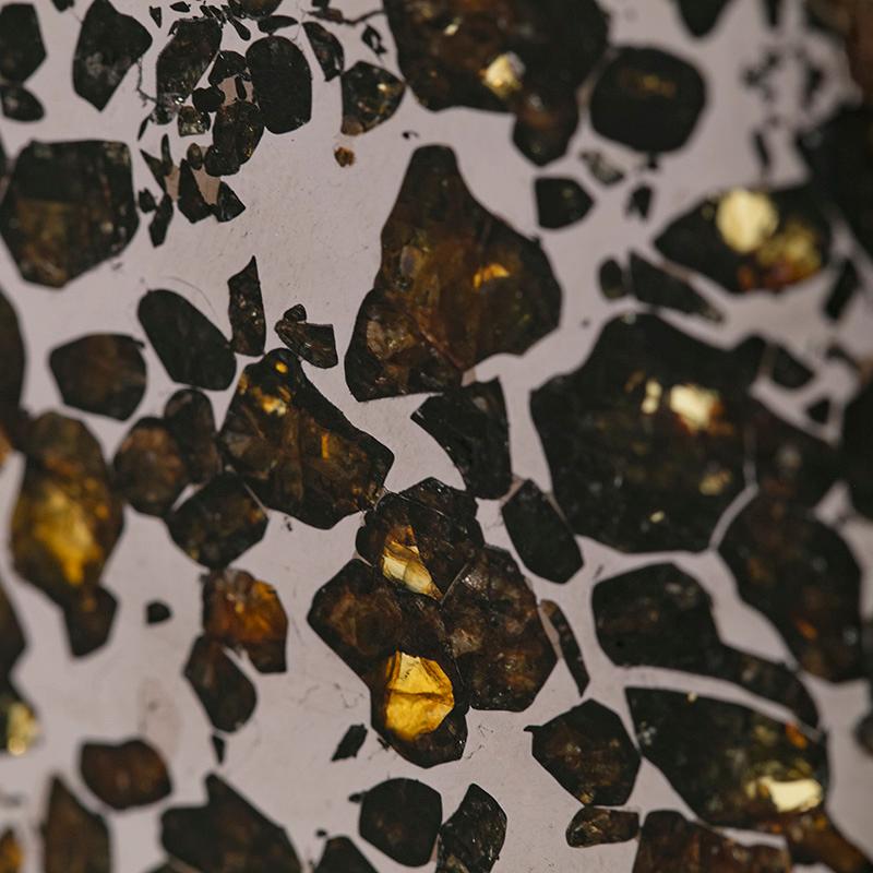 Météorite métallique var. Spécimen minéral de pallasite, district de Magadan, Russie Bon état - En vente à Edison, NJ