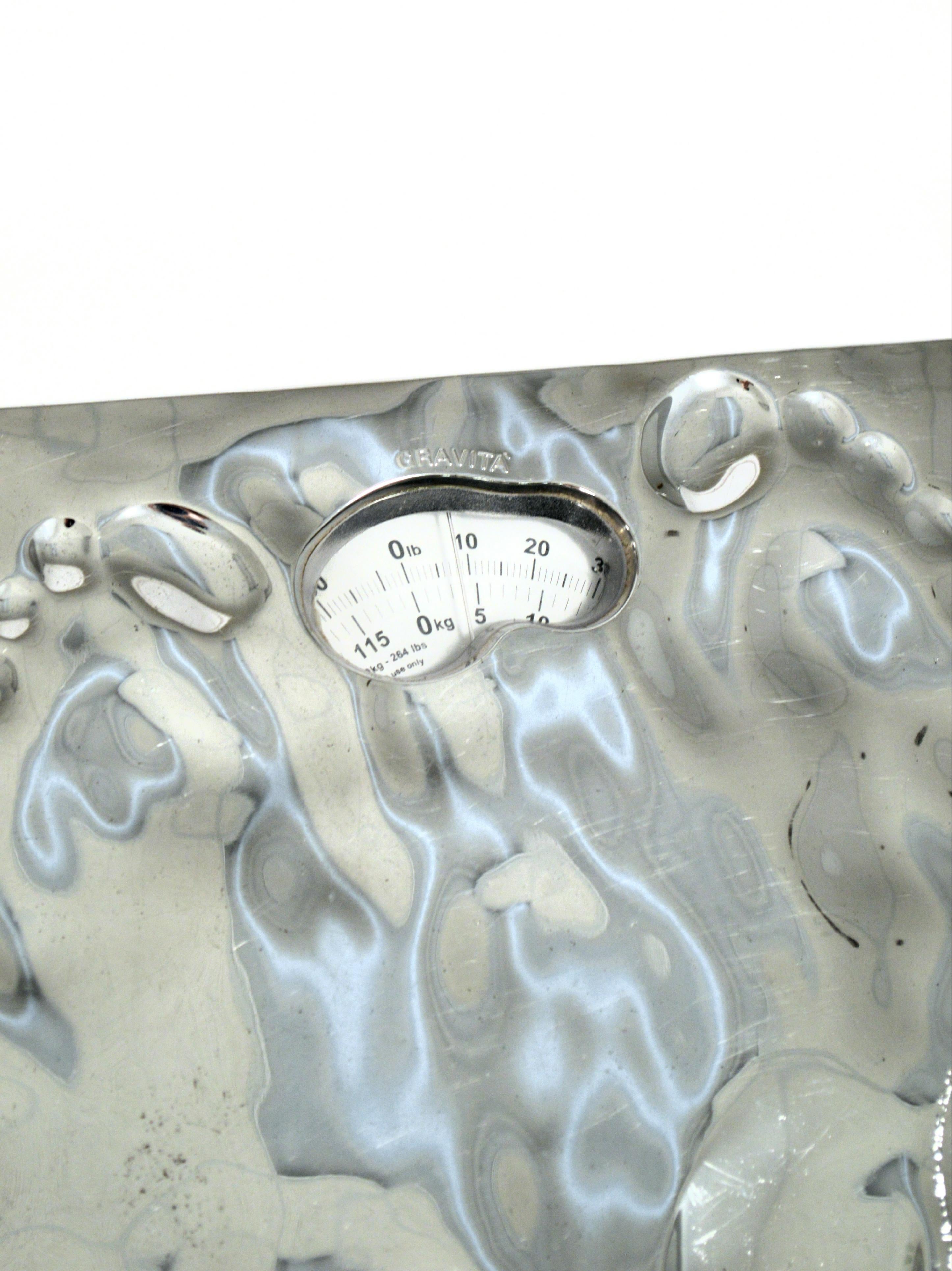 Metallic Post-Modern Bathroom Scale by Gravita For Sale 2