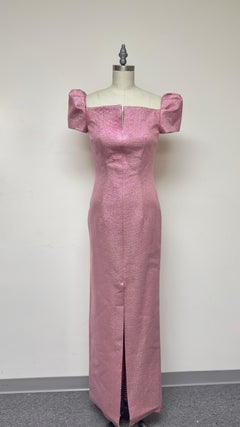 Robe longue rose métallisé à manches bouffantes et fente sur le devant