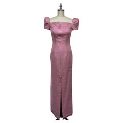 Robe longue rose métallisé à manches bouffantes et fente sur le devant