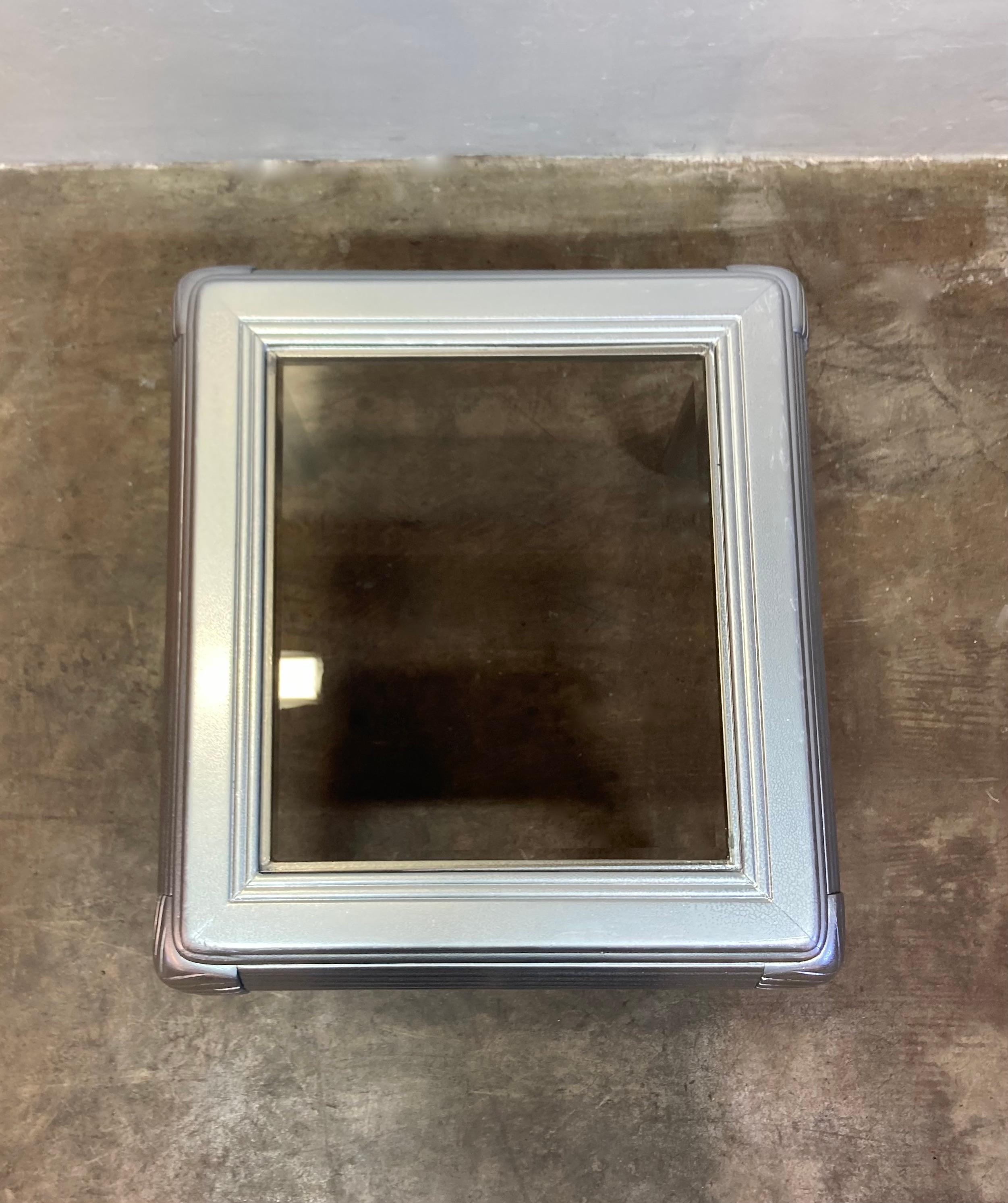 Art déco Table d'appoint de style Art Deco en argent métallisé en vente