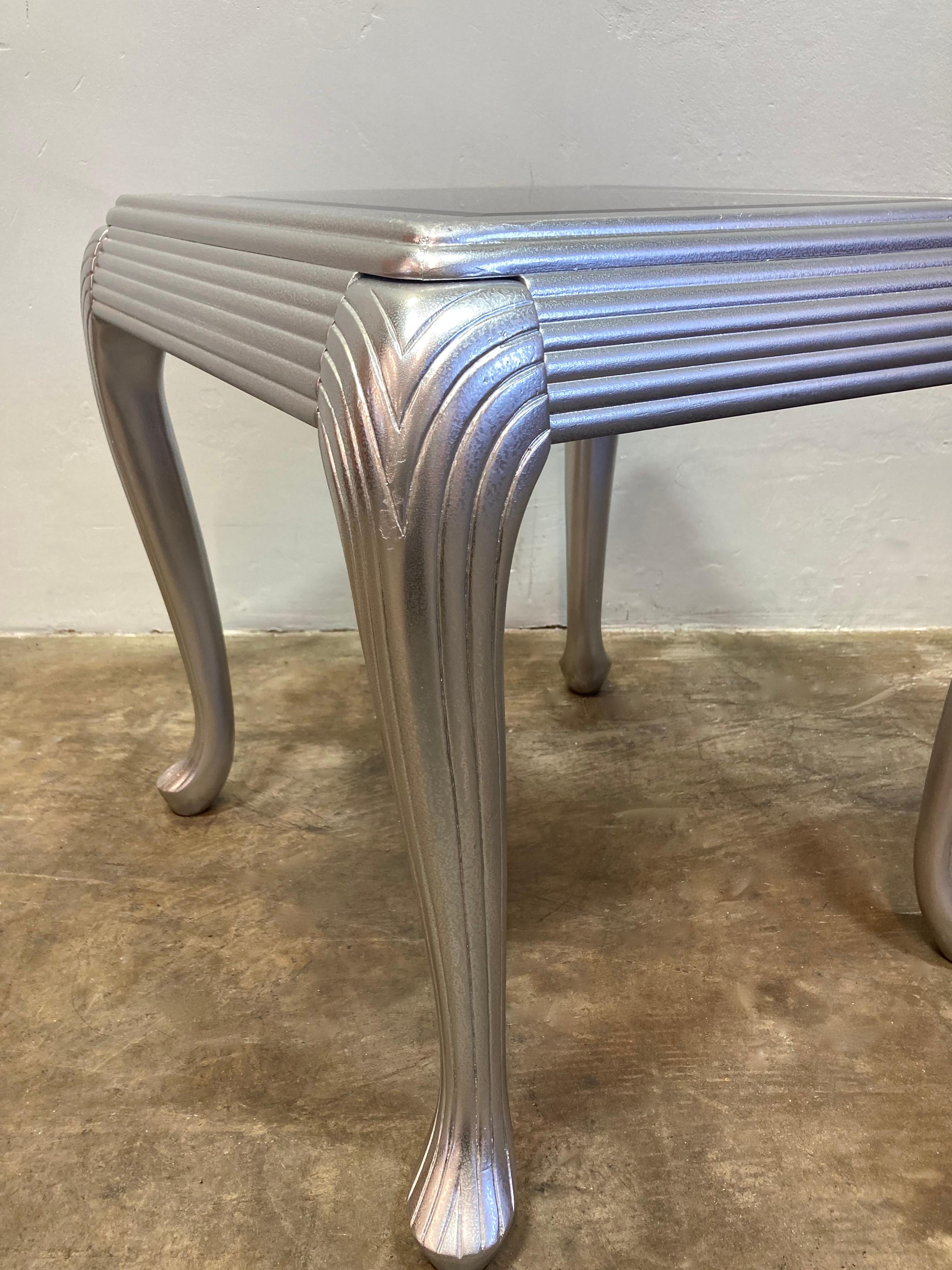 Biseauté Table d'appoint de style Art Deco en argent métallisé en vente