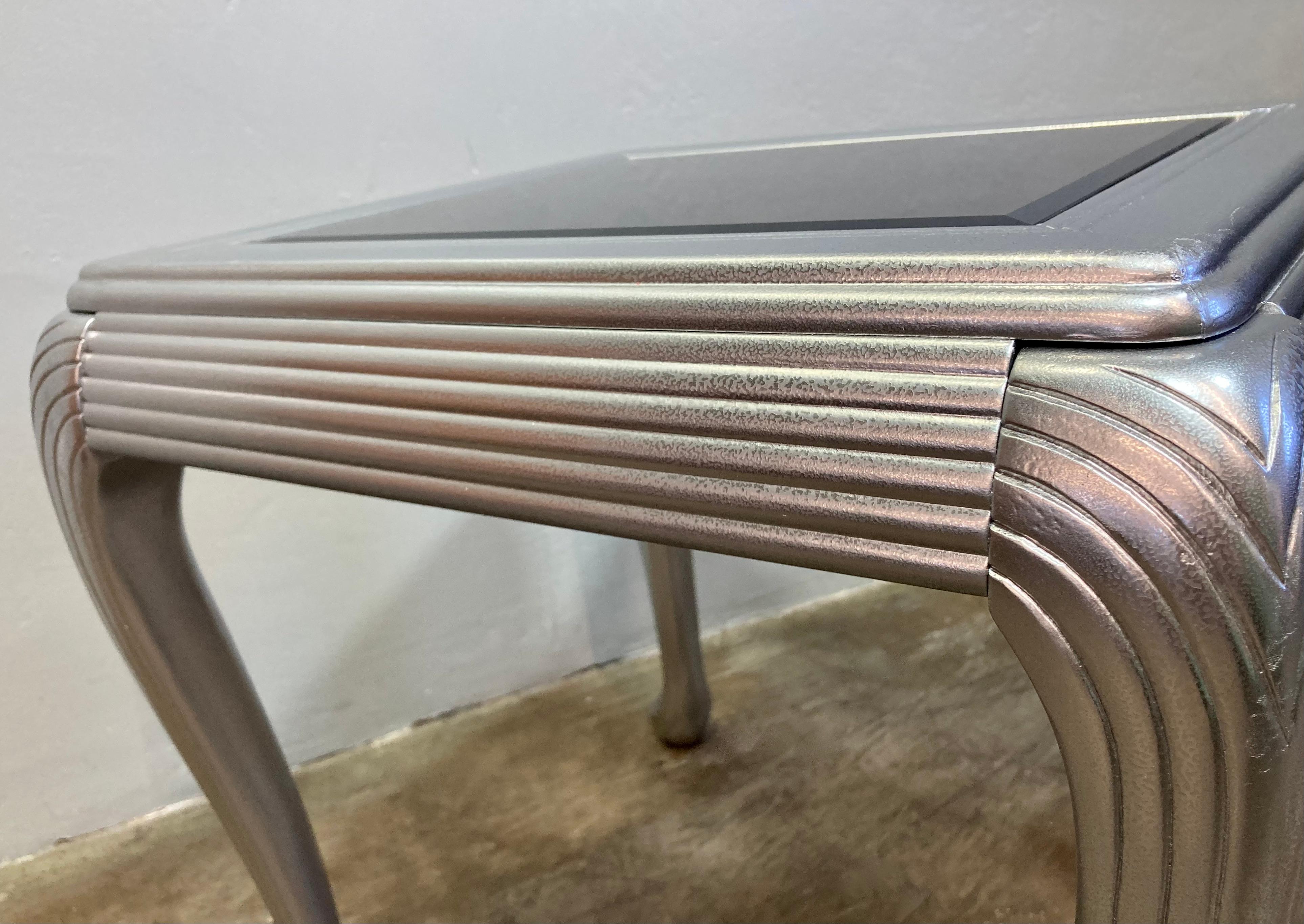 Table d'appoint de style Art Deco en argent métallisé Bon état - En vente à Alhambra, CA